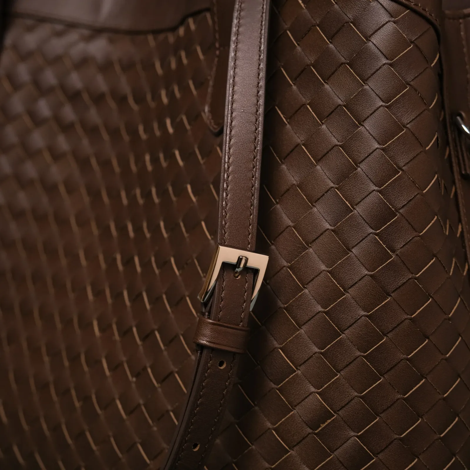 Ảnh Studio túi Loom nâu lớn - KOI Leather