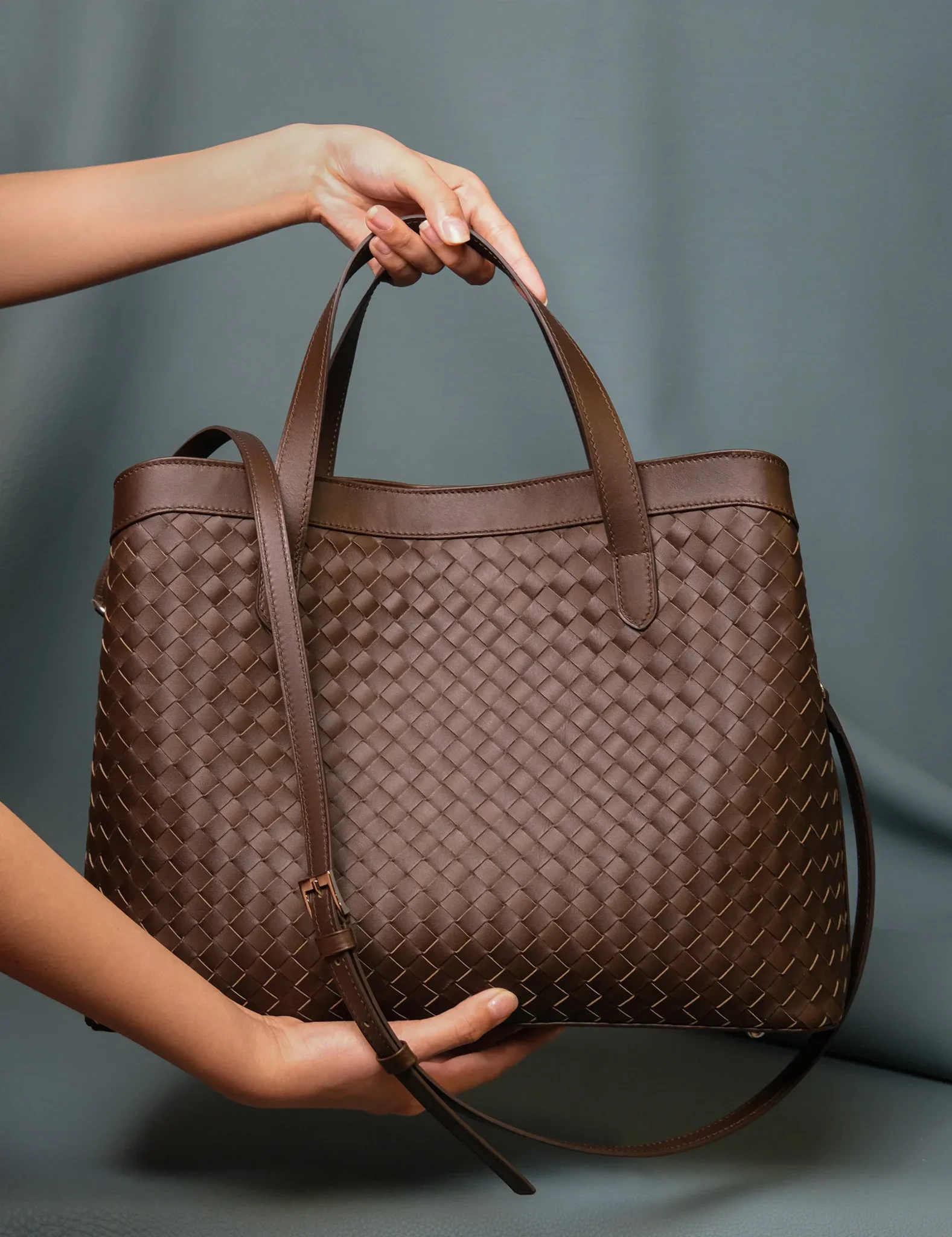 Ảnh Studio túi Loom nâu lớn - KOI Leather