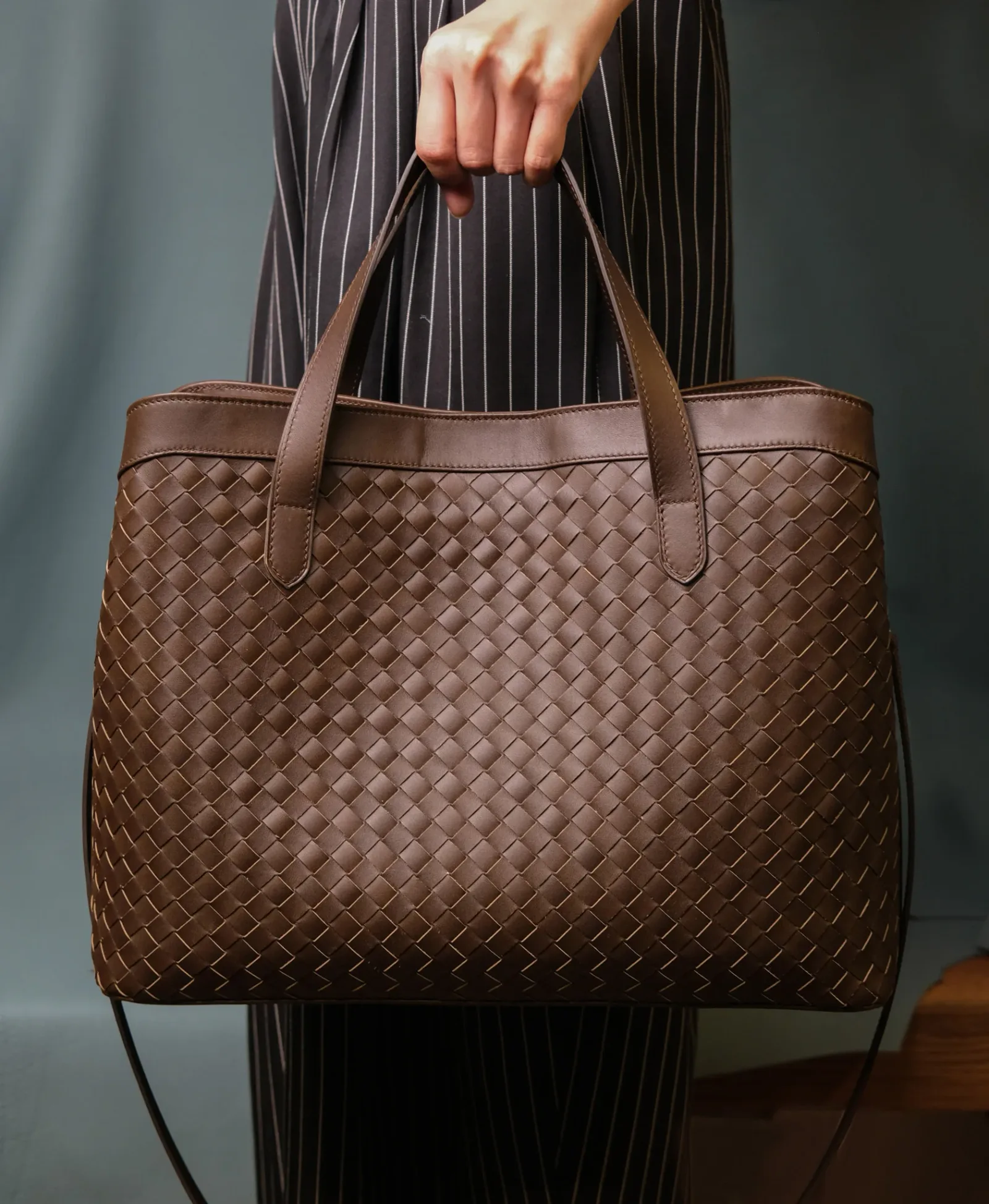 Ảnh Studio túi Loom nâu lớn - KOI Leather