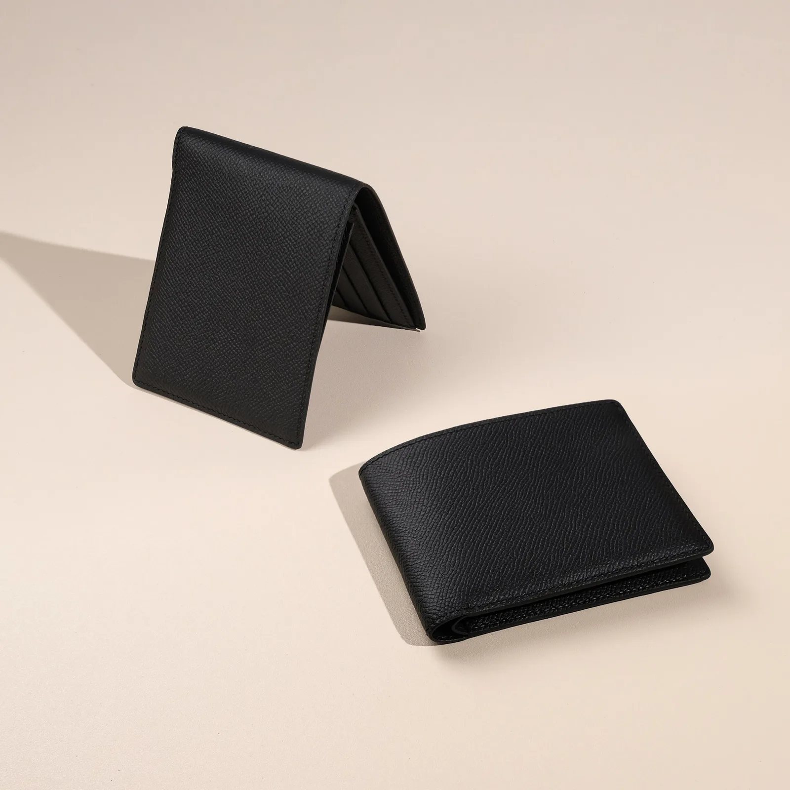 Ảnh Studio Ví gập đôi da Epsom màu đen có ngăn ảnh trong suốt - Koi Leather