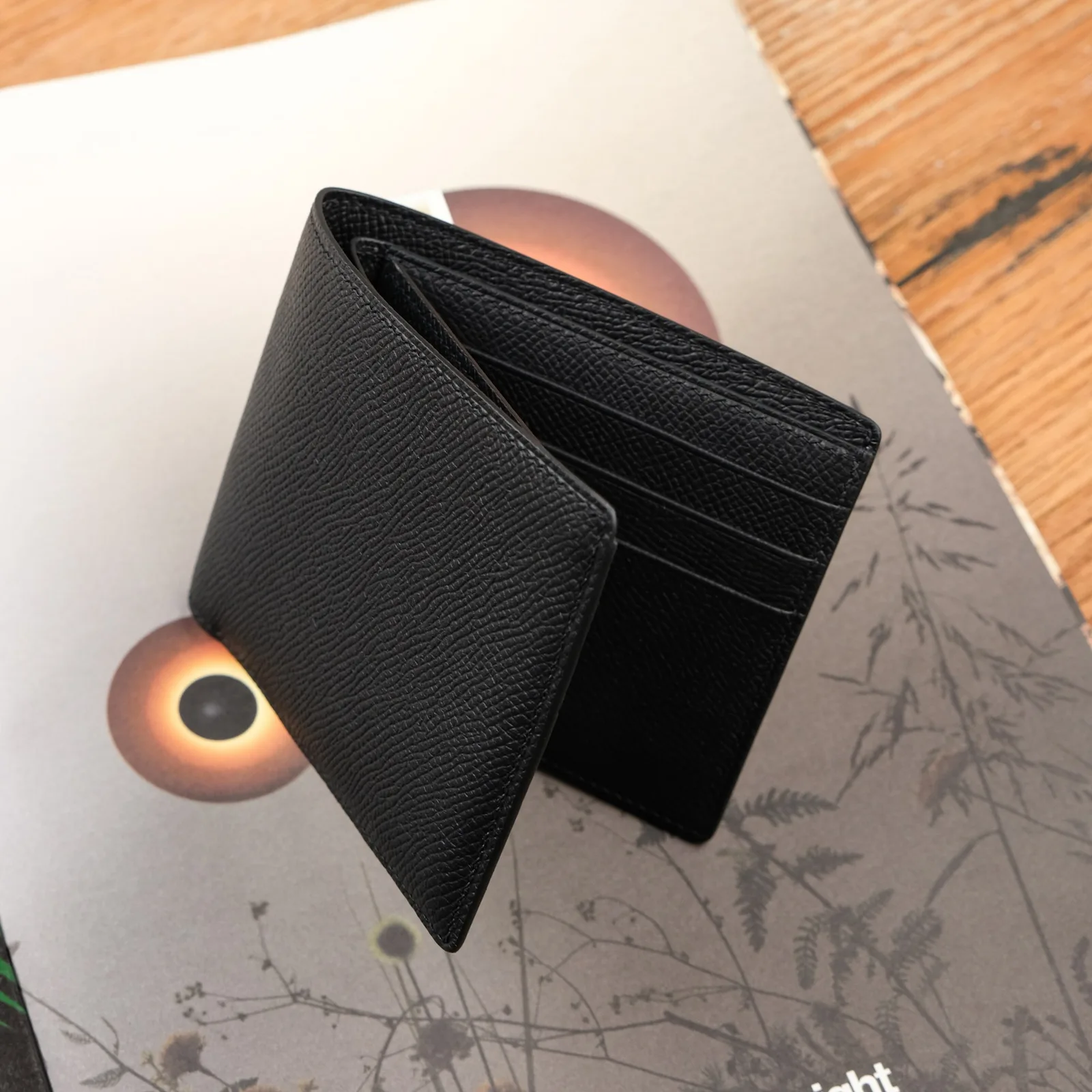 Ảnh Lifestyle Ví gập đôi da Epsom màu đen có ngăn ảnh trong suốt - Koi Leather