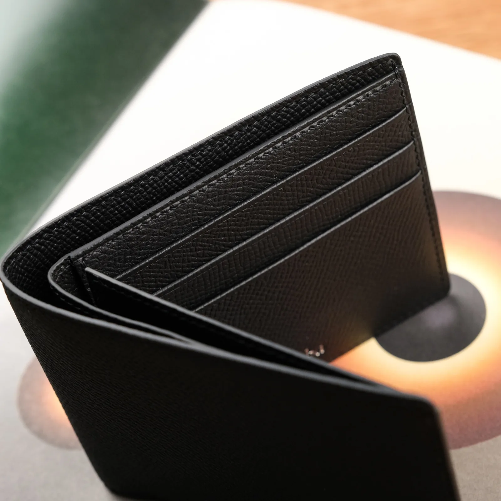 Ảnh Lifestyle Ví gập đôi da Epsom màu đen có ngăn ảnh trong suốt - Koi Leather
