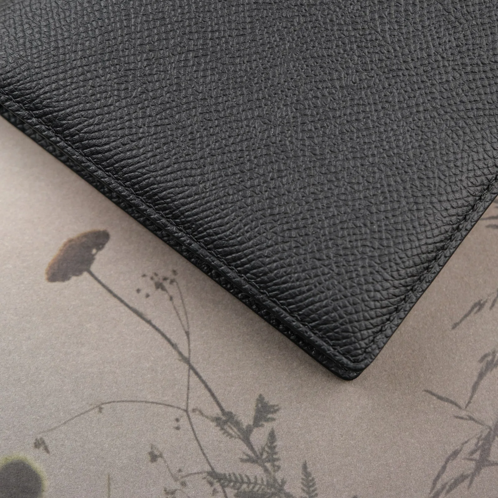 Ảnh Lifestyle Ví gập đôi da Epsom màu đen có ngăn ảnh trong suốt - Koi Leather