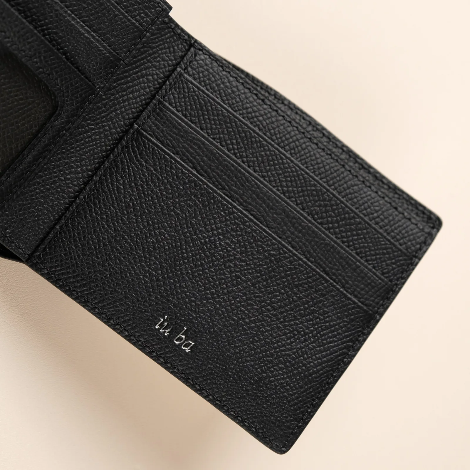 Ảnh Ví gập đôi da Epsom màu đen có ngăn ảnh trong suốt - Koi Leather