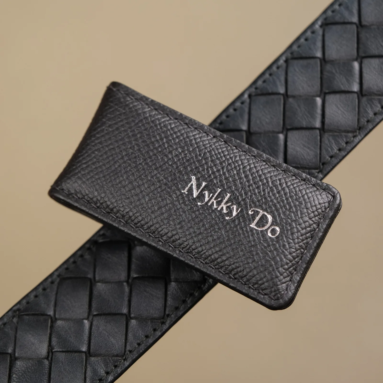 Ảnh Studio Kẹp tiền nam châm da Epsom màu đen - Koi Leather