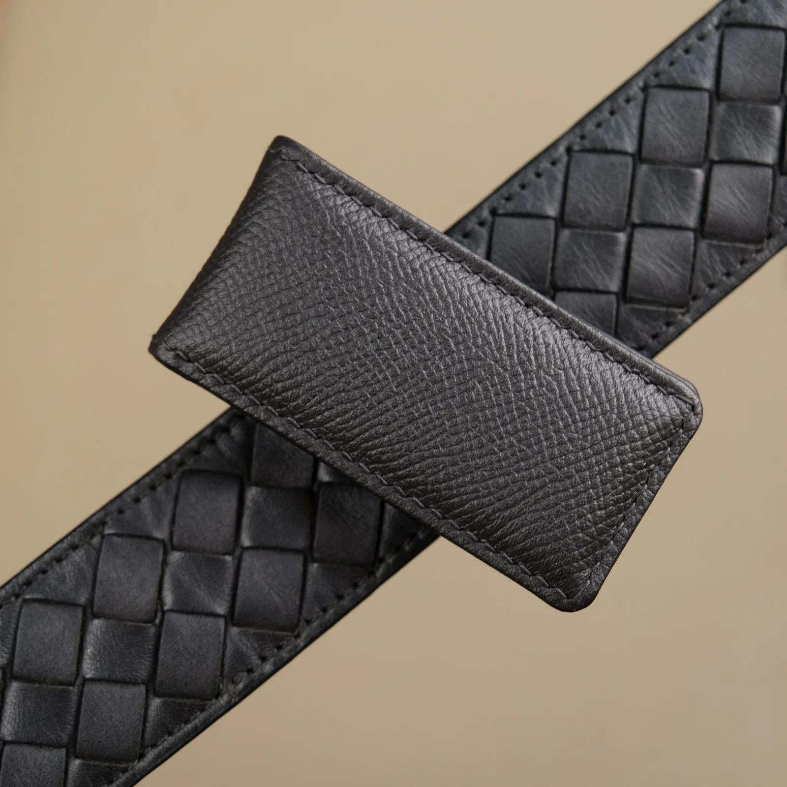 Ảnh Studio Kẹp tiền nam châm da Epsom màu đen - Koi Leather