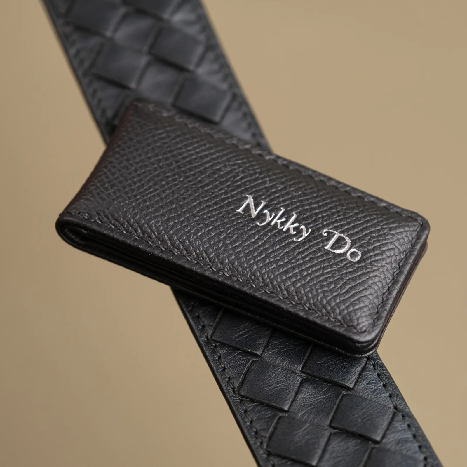 Ảnh Studio Kẹp tiền nam châm da Epsom màu đen - Koi Leather