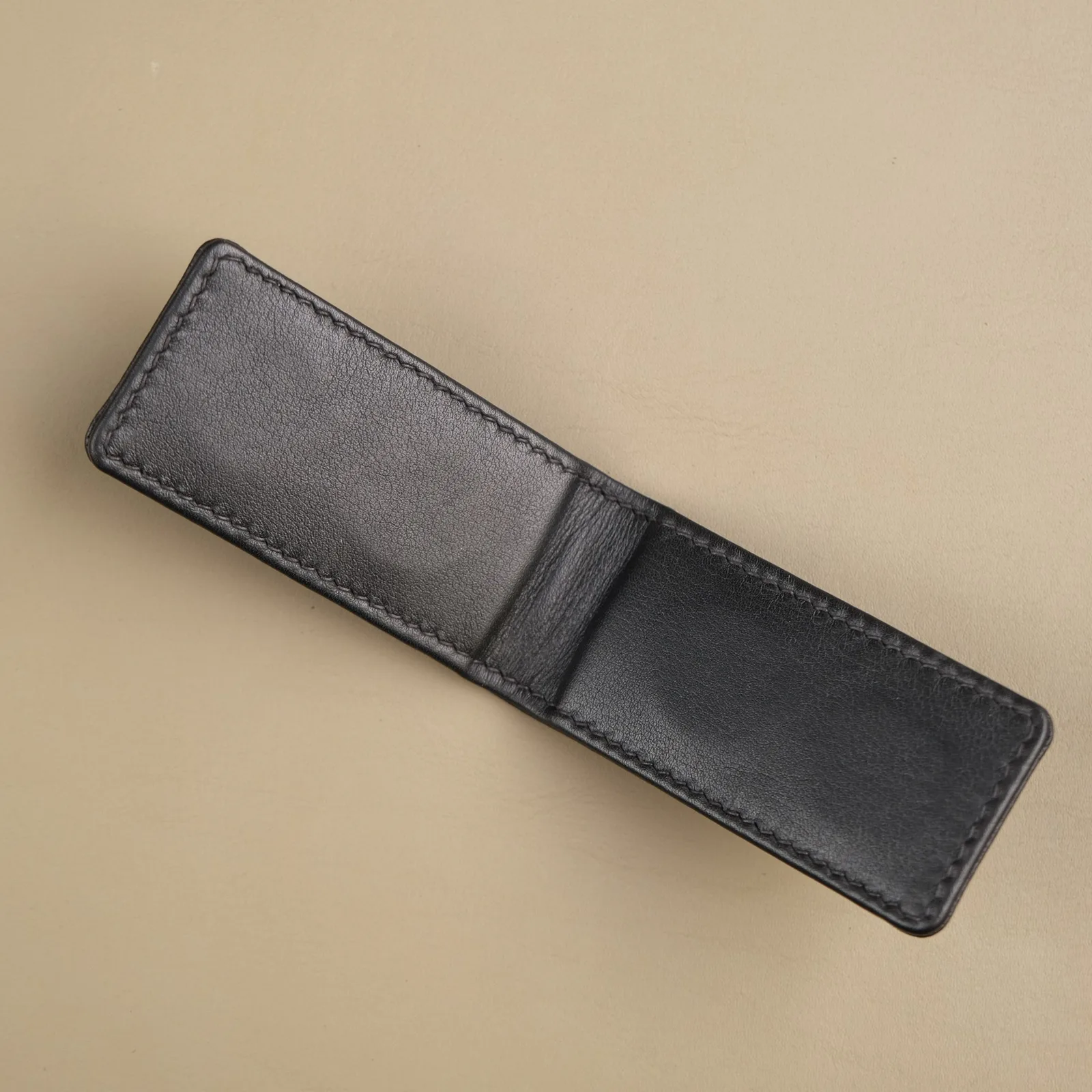 Ảnh Studio Kẹp tiền nam châm da Epsom màu đen - Koi Leather