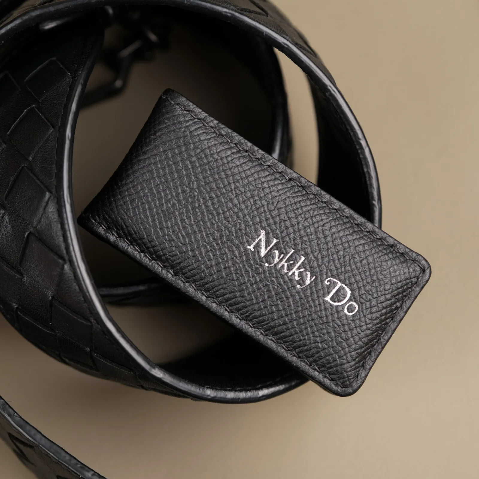 Ảnh Studio Kẹp tiền nam châm da Epsom màu đen - Koi Leather