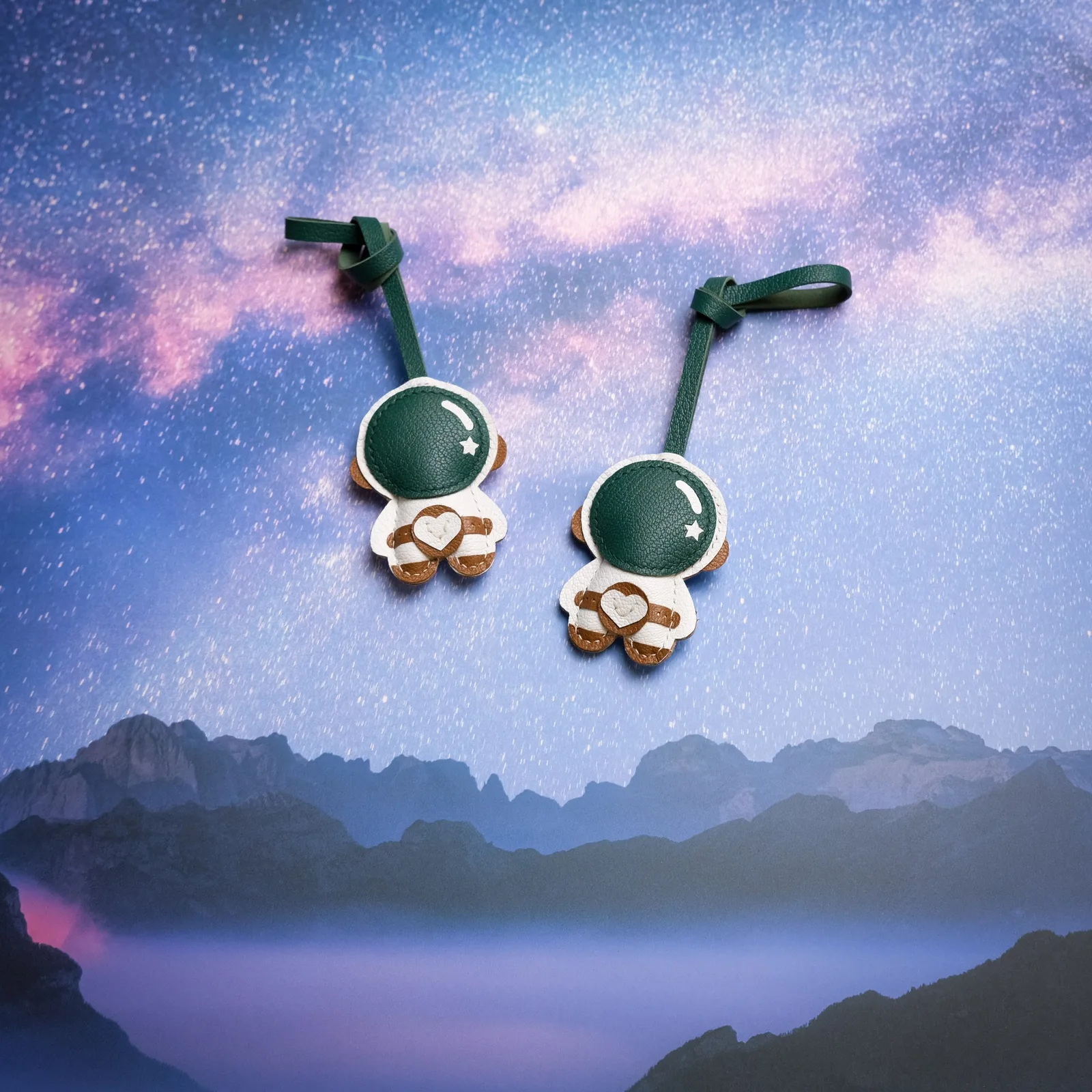 Ảnh Studio Charm đeo túi da bò hình phi hành gia phối màu xanh trắng - Koi Leather