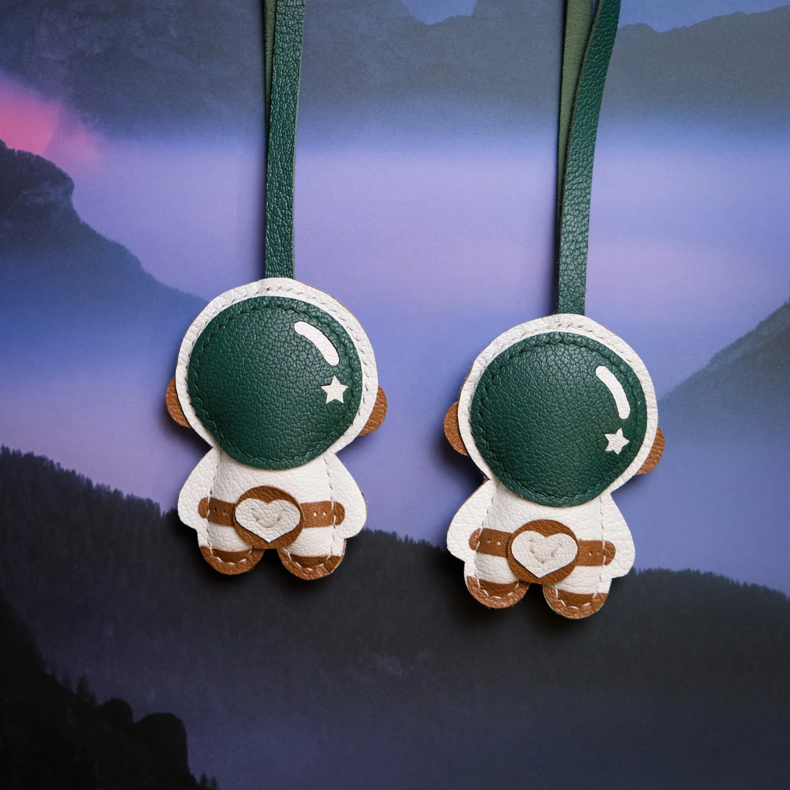 Ảnh Studio Charm đeo túi da bò hình phi hành gia phối màu xanh trắng - Koi Leather
