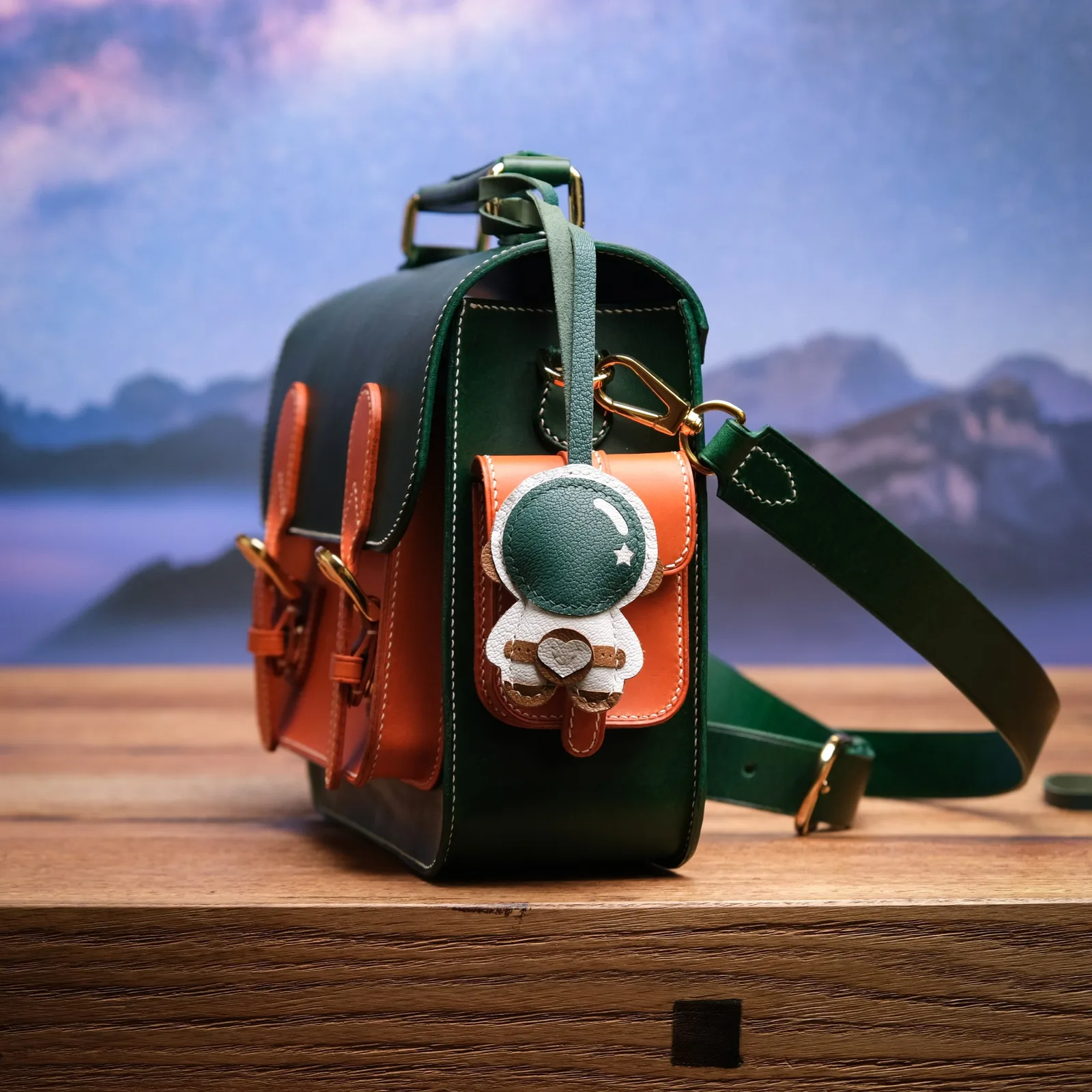 Ảnh Lifestyle Charm đeo túi da bò hình phi hành gia phối màu xanh trắng - Koi Leather