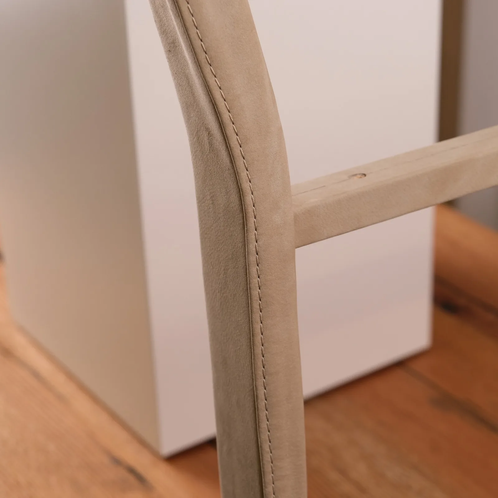 Ảnh Studio Khung ghế tựa bọc da nubuck màu kem - Koi Leather