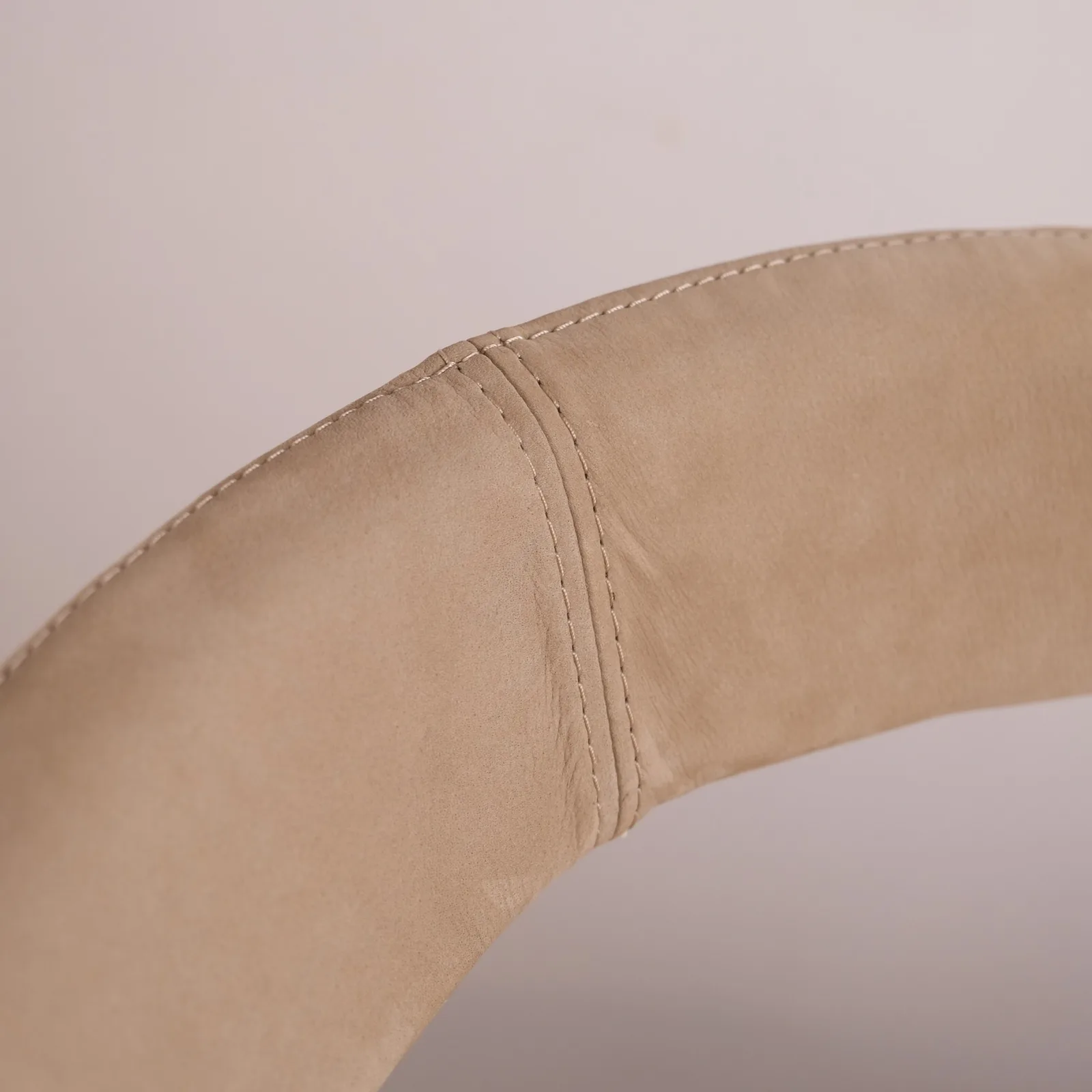 Ảnh Studio Khung ghế tựa bọc da nubuck màu kem - Koi Leather