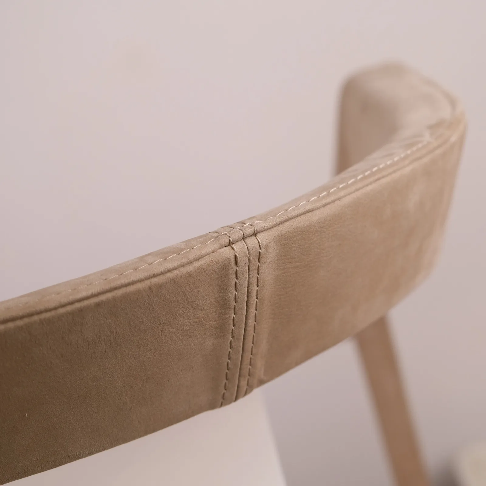 Ảnh Studio Khung ghế tựa bọc da nubuck màu kem - Koi Leather