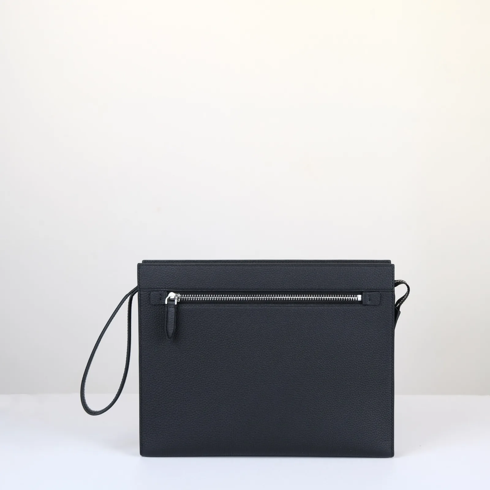 Ảnh Studio Clutch da bò hạt màu đen quai đeo cổ tay - Koi Leather