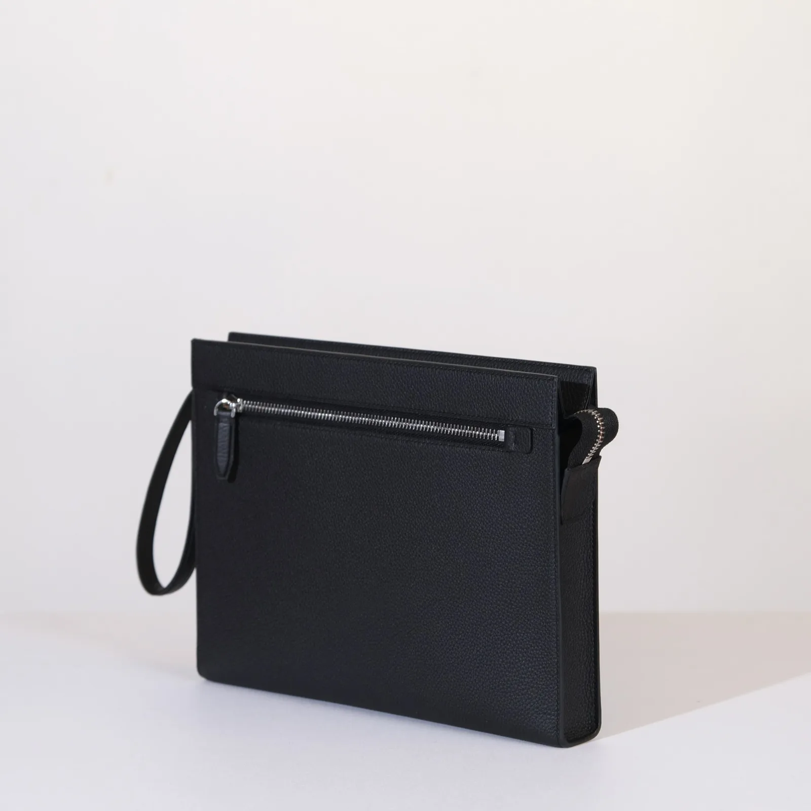 Ảnh Studio Clutch da bò hạt màu đen quai đeo cổ tay - Koi Leather
