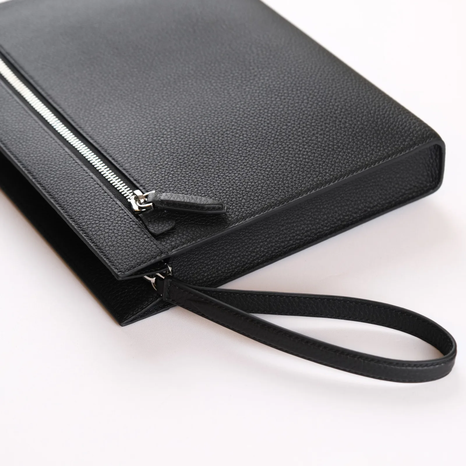 Ảnh Studio Clutch da bò hạt màu đen quai đeo cổ tay - Koi Leather