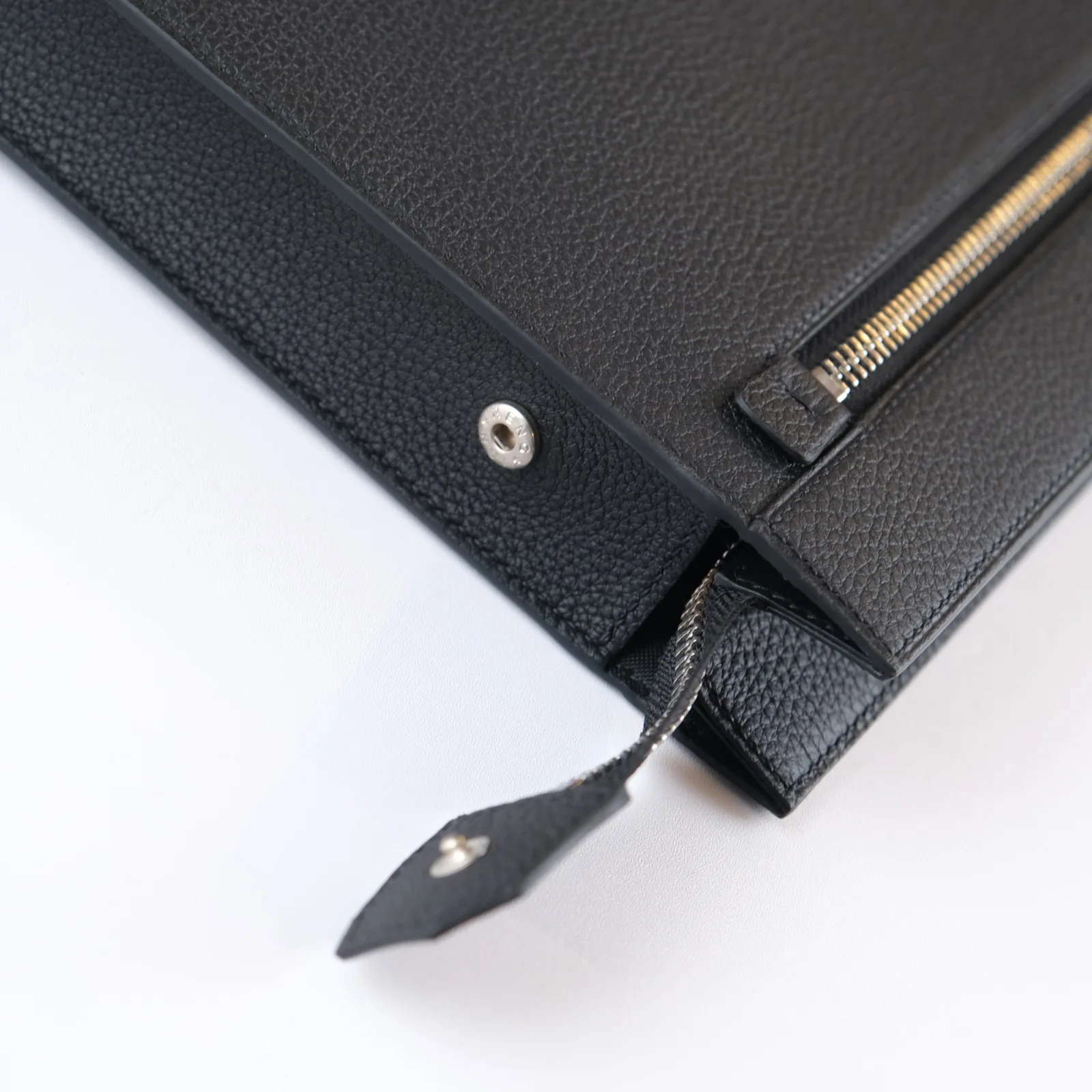 Ảnh Studio Clutch da bò hạt màu đen quai đeo cổ tay - Koi Leather