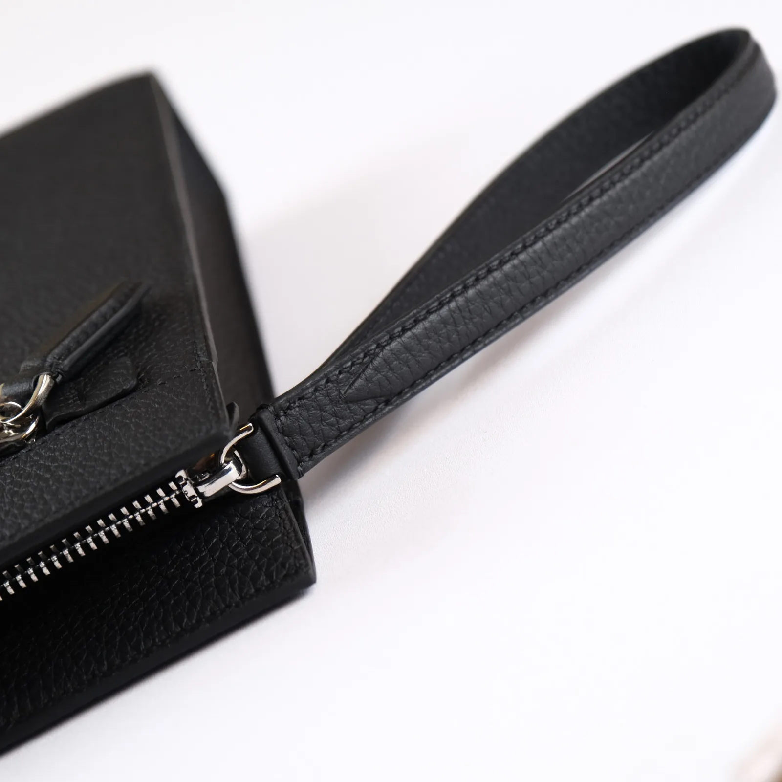Ảnh Studio Clutch da bò hạt màu đen quai đeo cổ tay - Koi Leather