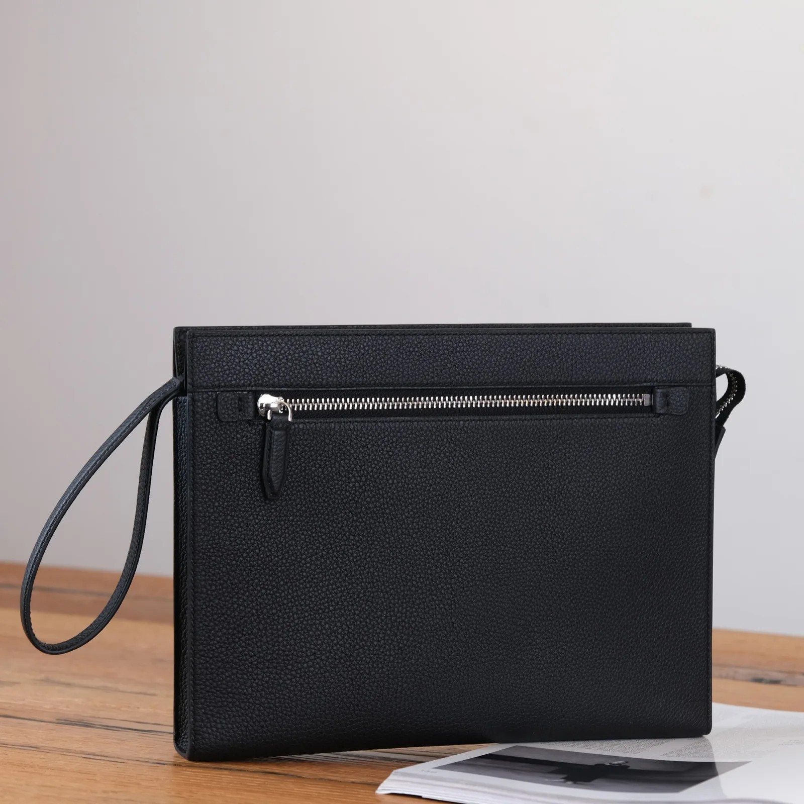 Ảnh Lifestyle Clutch da bò hạt màu đen quai đeo cổ tay - Koi Leather