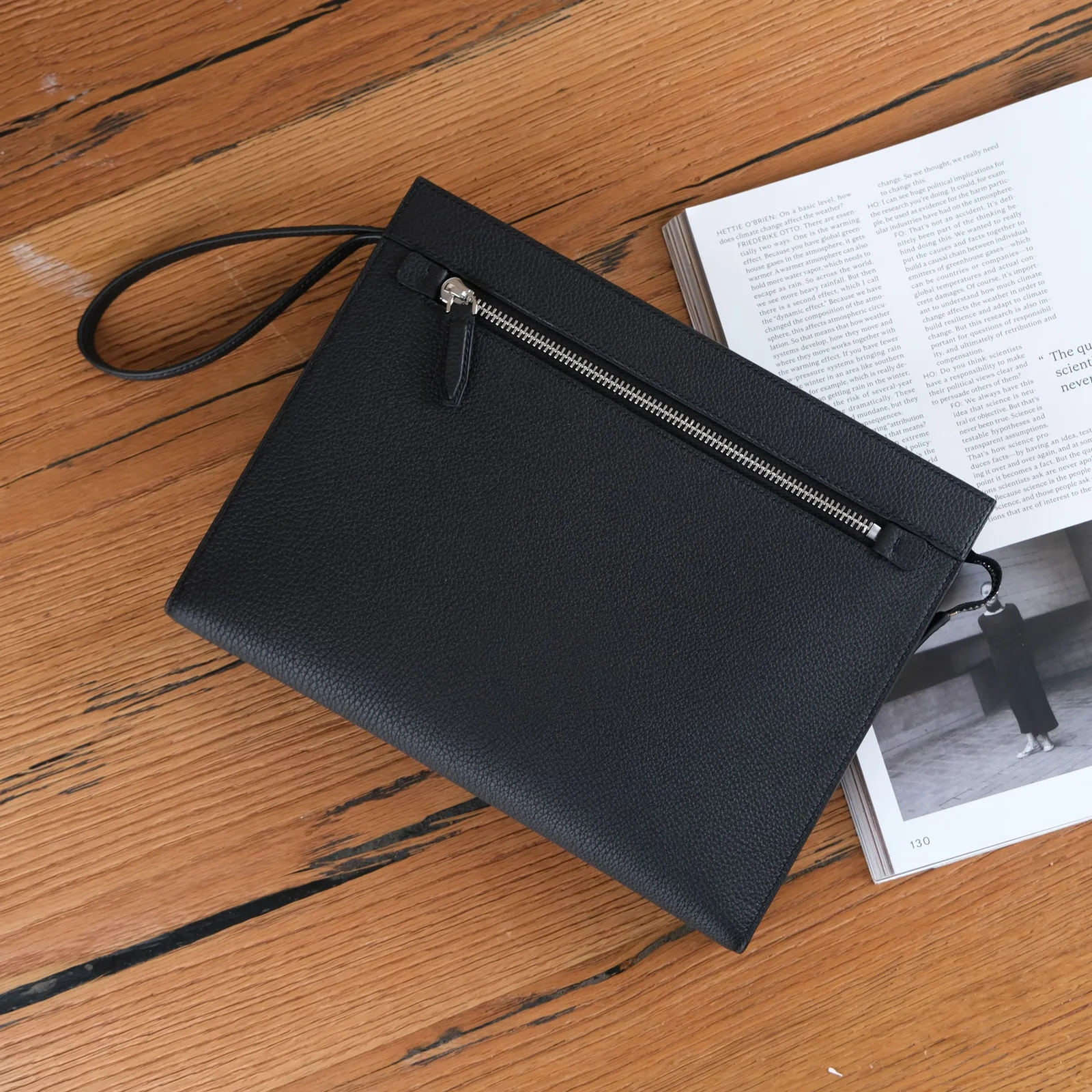 Ảnh Lifestyle Clutch da bò hạt màu đen quai đeo cổ tay - Koi Leather
