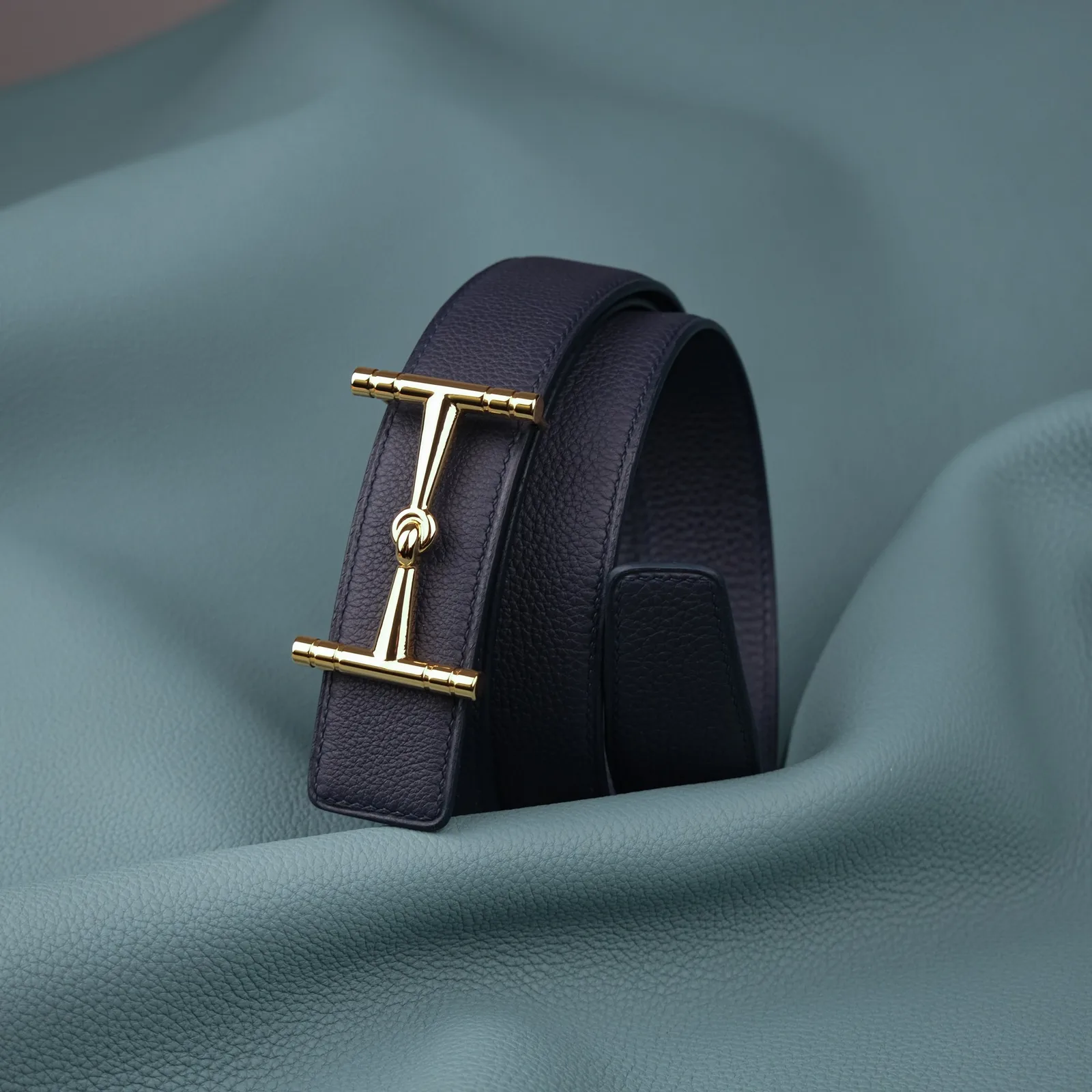 Ảnh Studio Dây lưng da Togo màu navy khóa hàm thiếc mạ vàng - Koi Leather