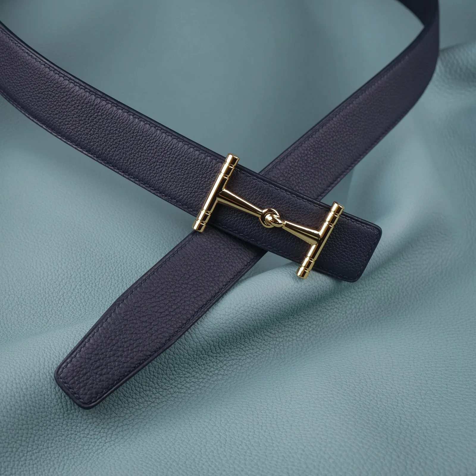 Ảnh Studio Dây lưng da Togo màu navy khóa hàm thiếc mạ vàng - Koi Leather