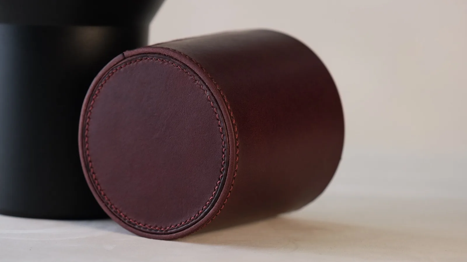 Ảnh Studio Đế bọc ly giữ nhiệt da veg-tan màu nâu đỏ - Koi Leather