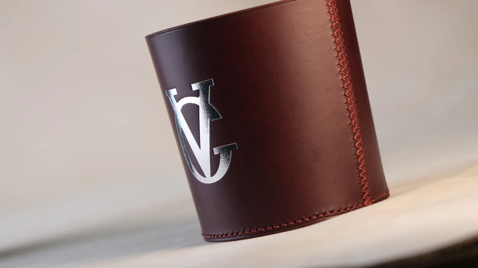 Ảnh Studio Đế bọc ly giữ nhiệt da veg-tan màu nâu đỏ - Koi Leather