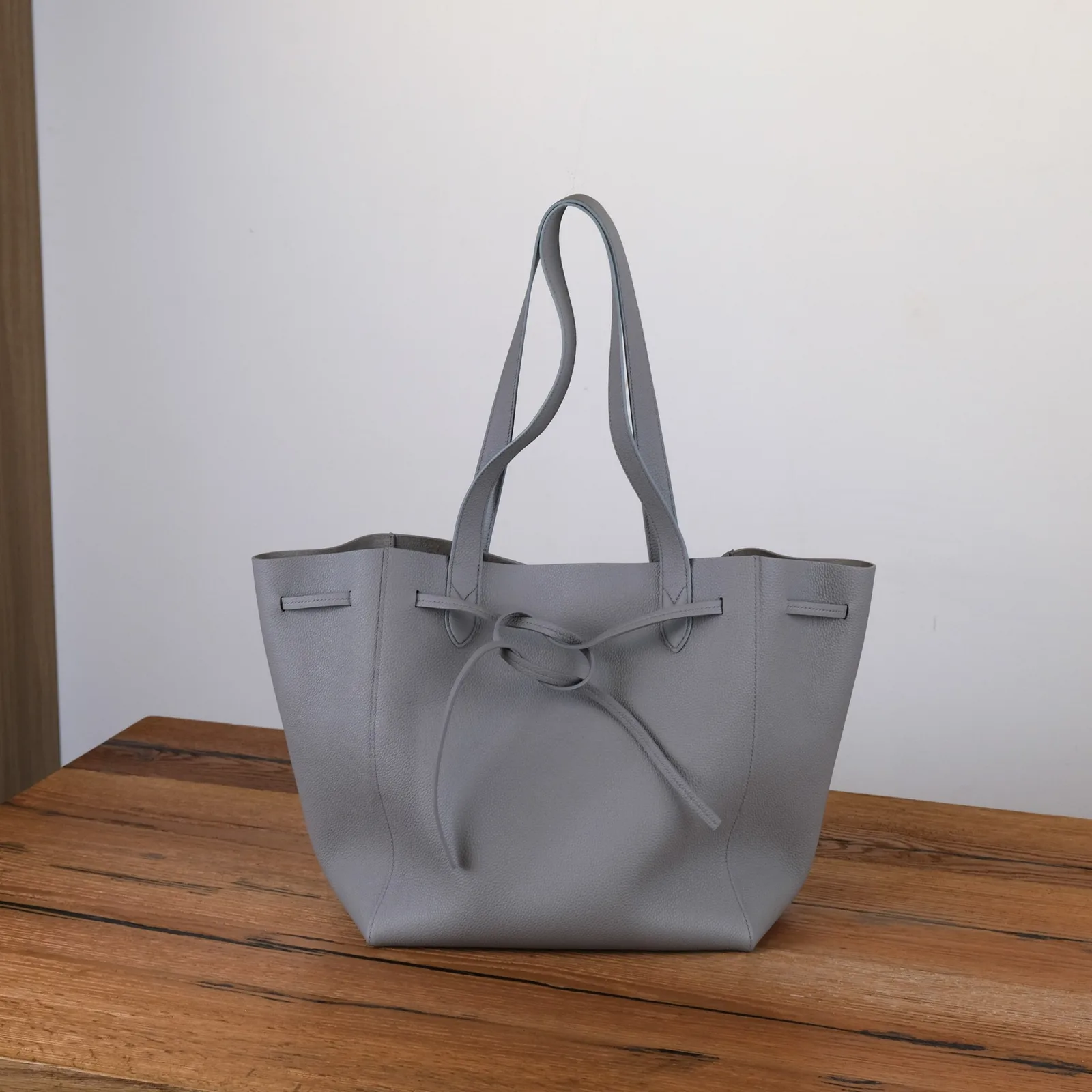 Ảnh Studio Túi tote da Togo màu xám phối dây thắt quai đeo vai - Koi Leather