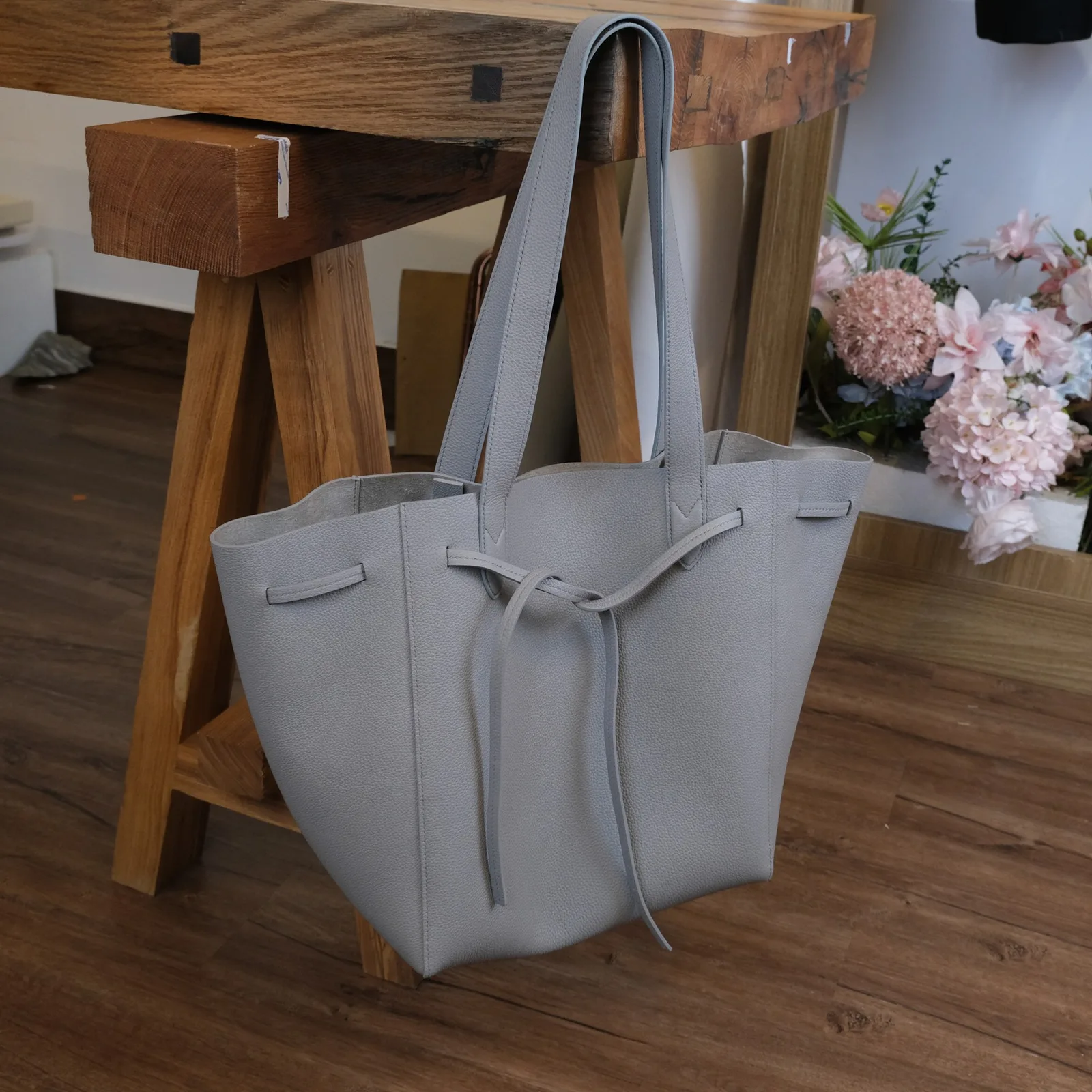 Ảnh Lifestyle Túi tote da Togo màu xám phối dây thắt quai đeo vai - Koi Leather
