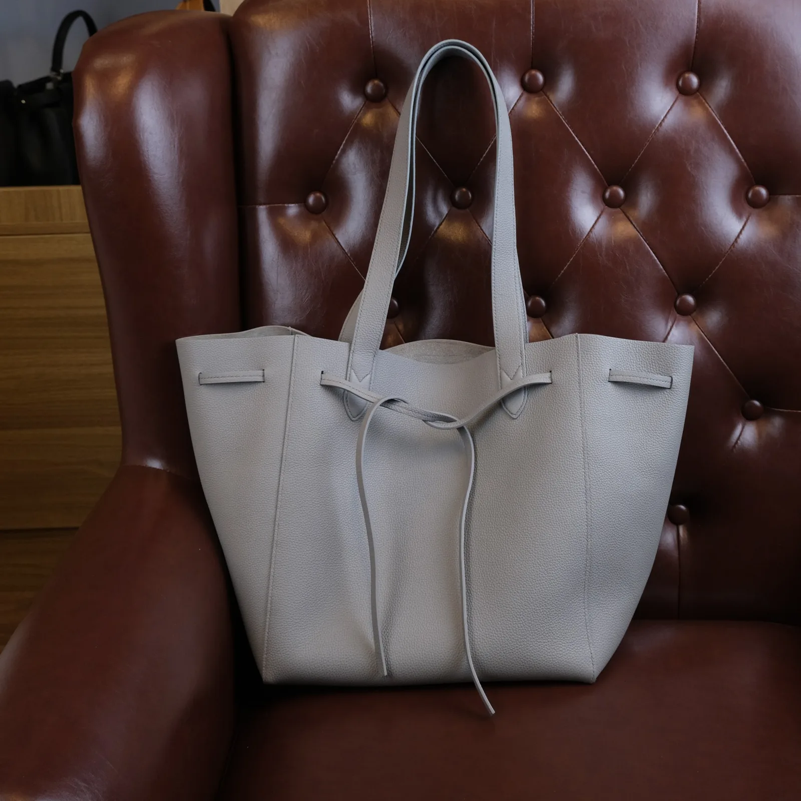Ảnh Lifestyle Túi tote da Togo màu xám phối dây thắt quai đeo vai - Koi Leather