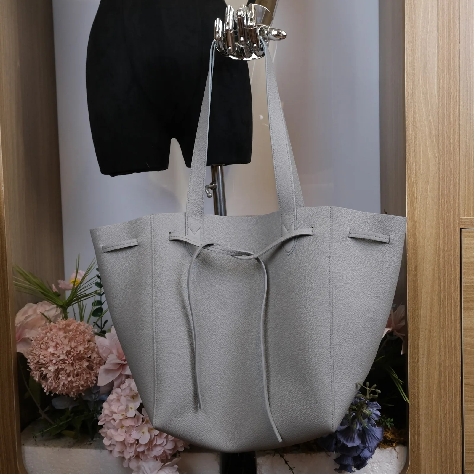 Ảnh Lifestyle Túi tote da Togo màu xám phối dây thắt quai đeo vai - Koi Leather