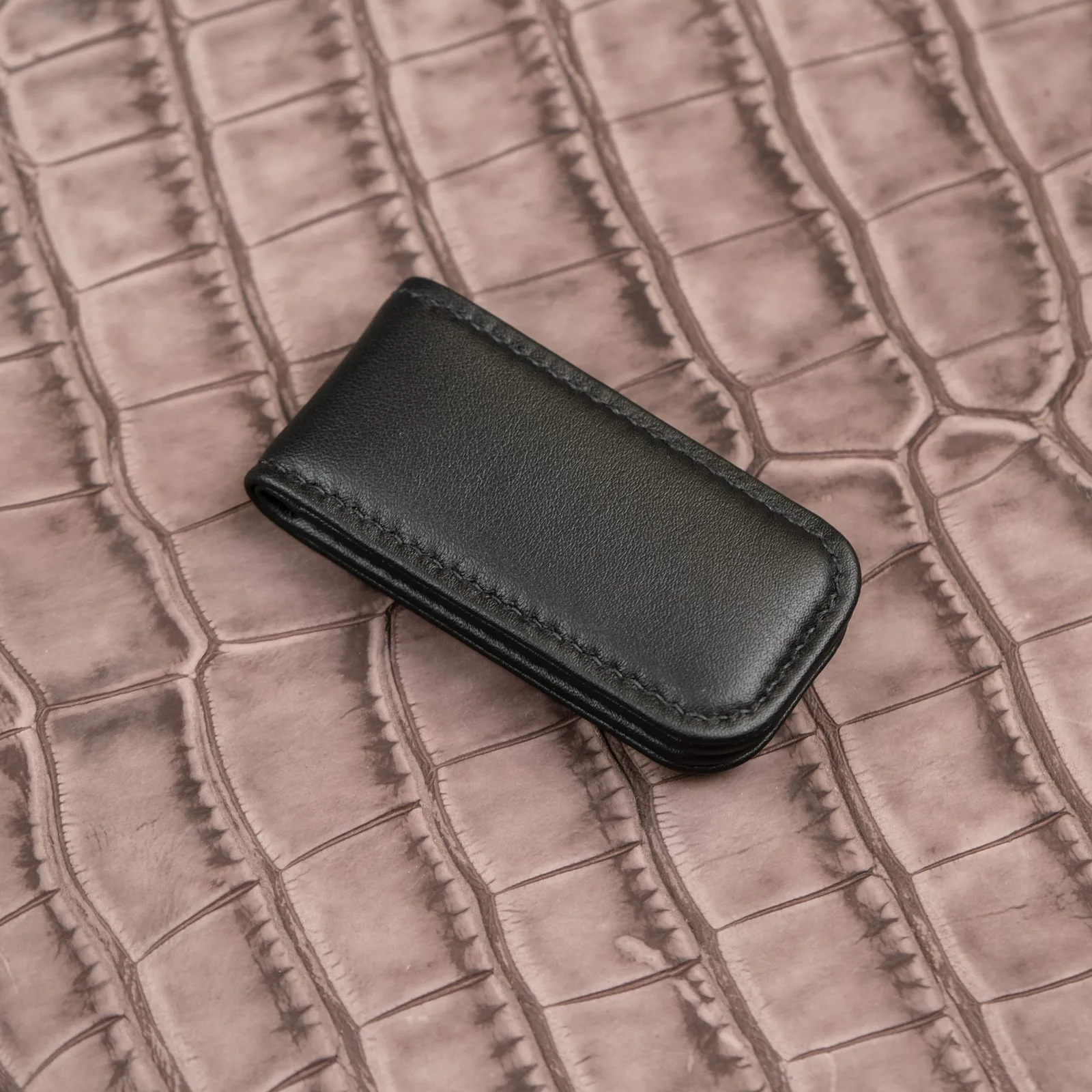 Ảnh Studio Kẹp tiền nam châm da bò trơn màu đen - Koi Leather
