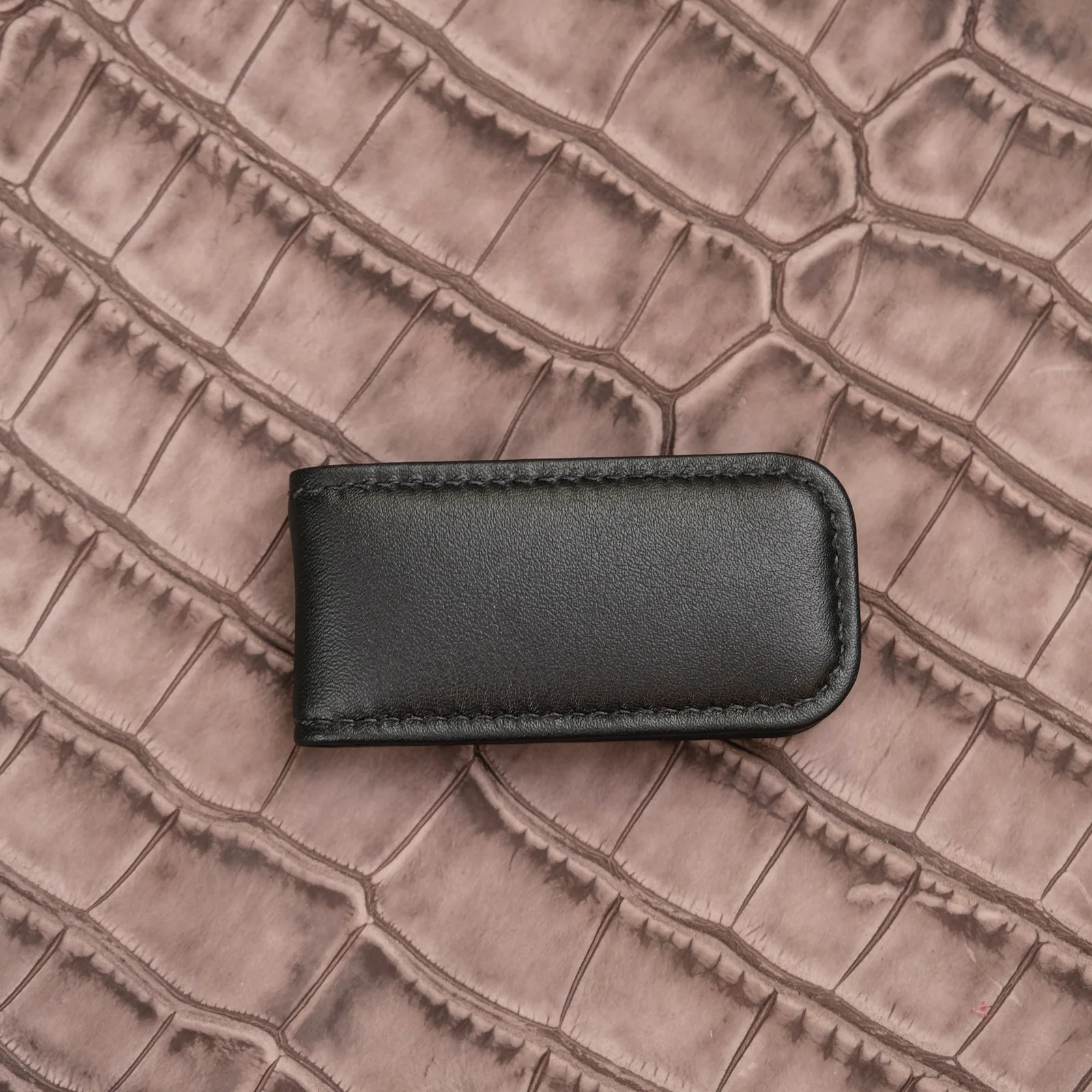 Ảnh Studio Kẹp tiền nam châm da bò trơn màu đen - Koi Leather