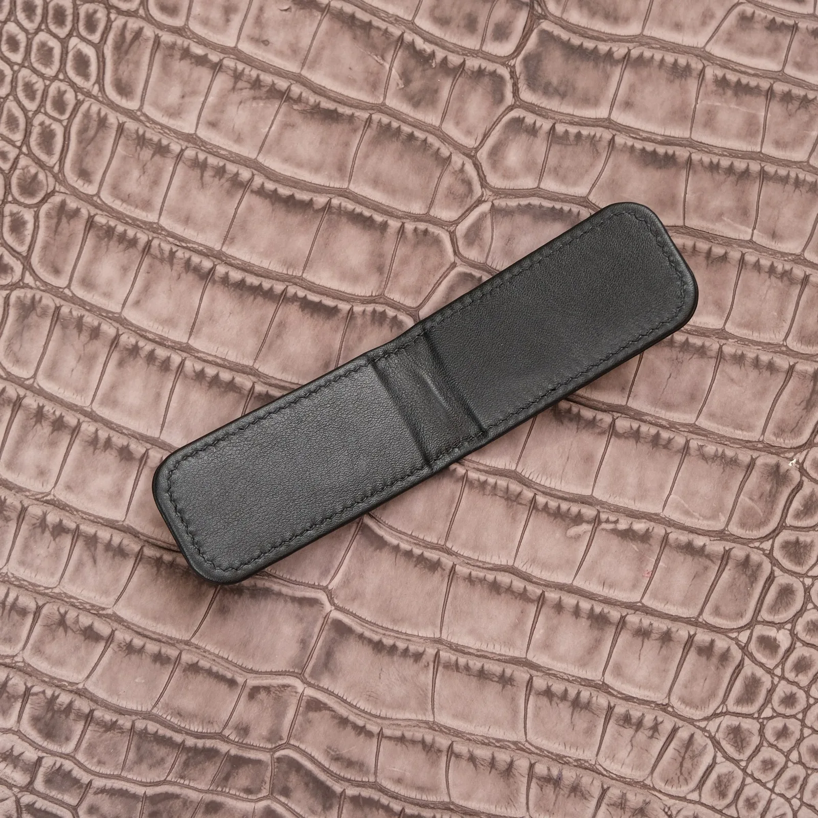 Ảnh Studio Kẹp tiền nam châm da bò trơn màu đen - Koi Leather