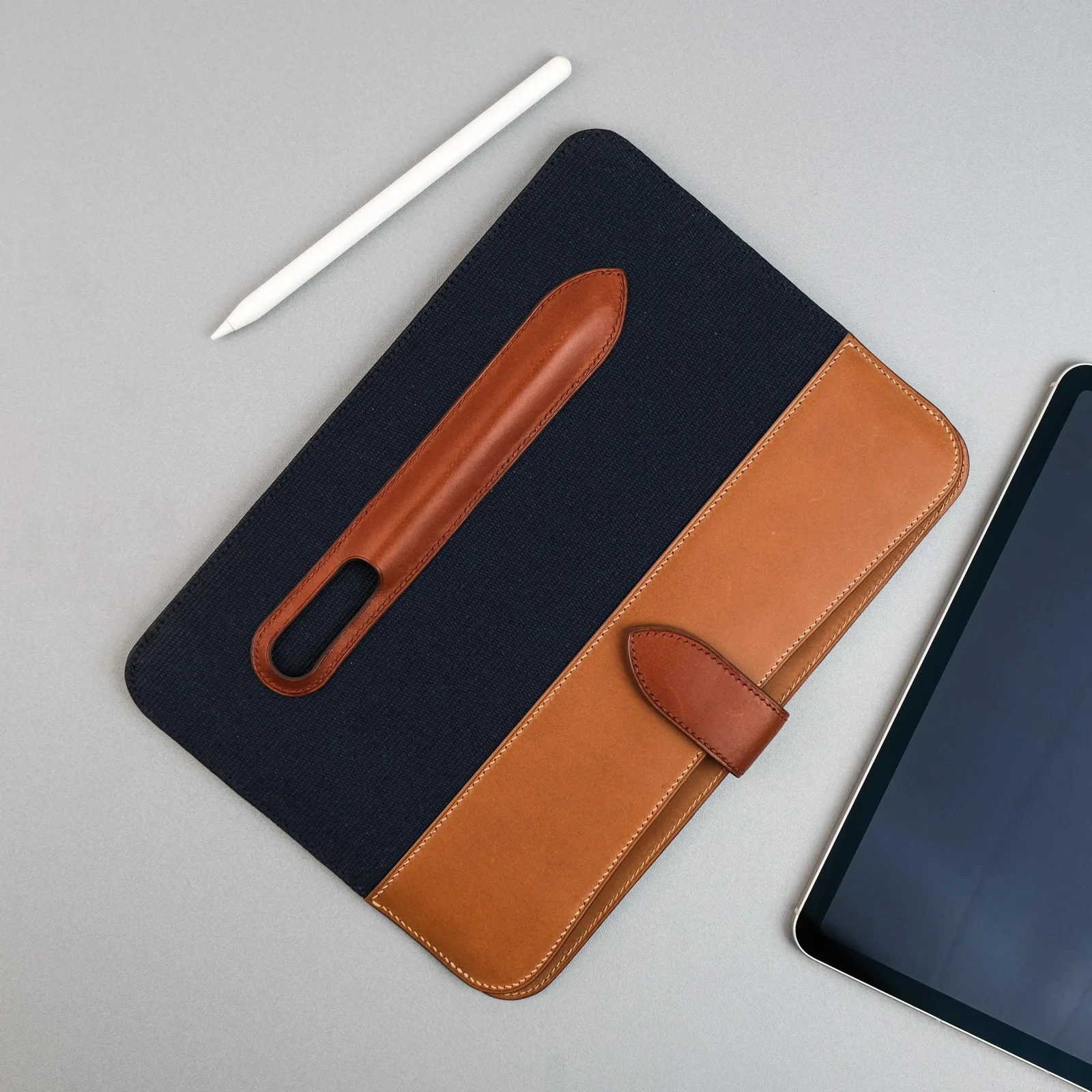 Ảnh Studio Bao da iPad vải canvas phối da bò màu navy và vàng bò - Koi Leather