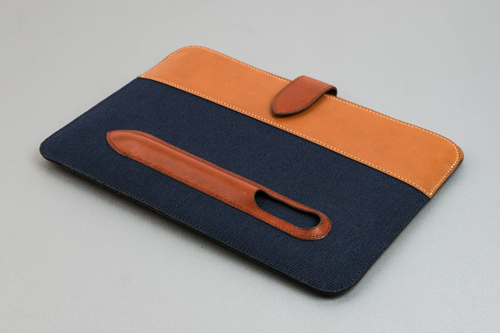 Ảnh Studio Bao da iPad vải canvas phối da bò màu navy và vàng bò - Koi Leather