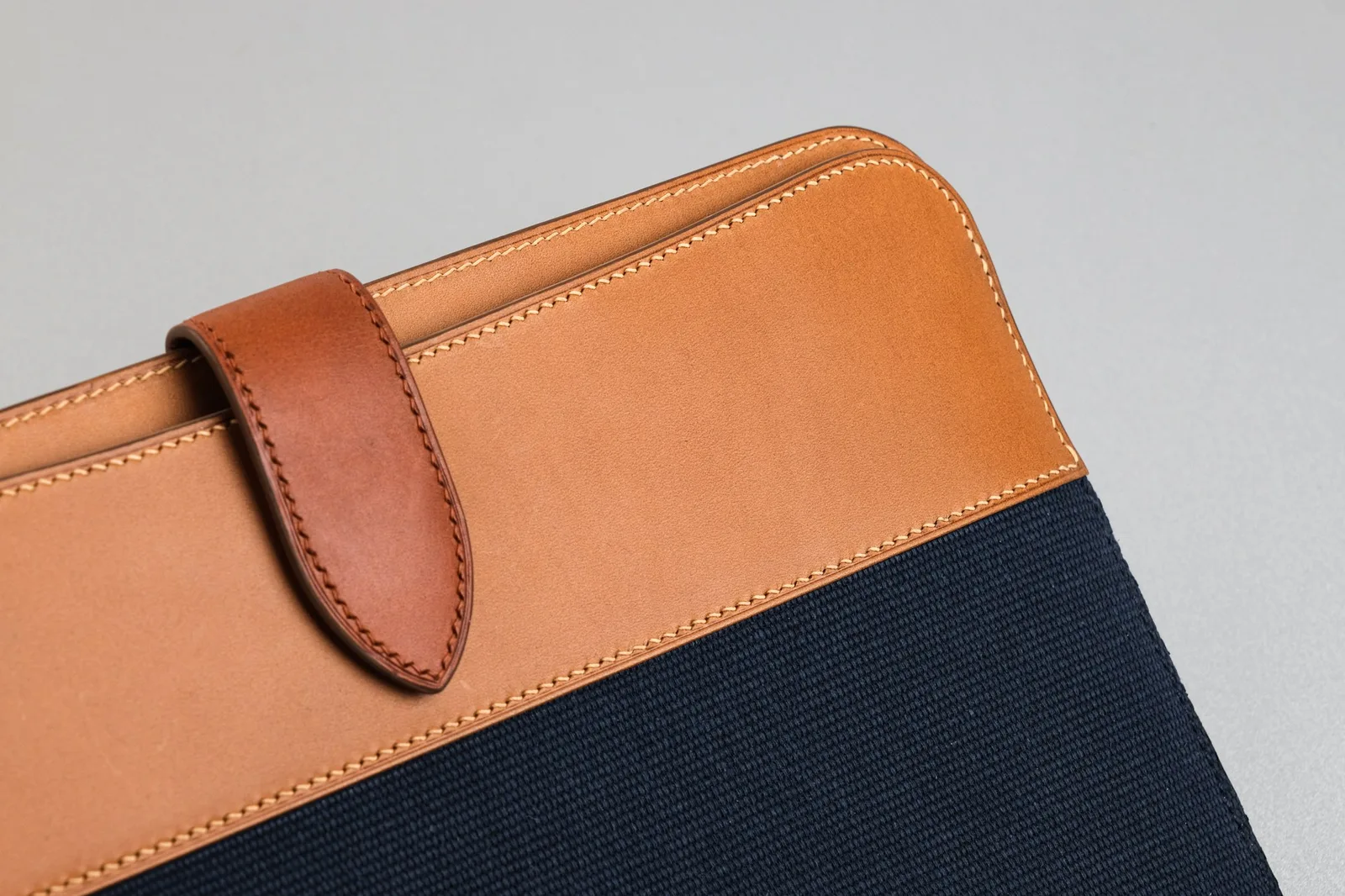 Ảnh Studio Bao da iPad vải canvas phối da bò màu navy và vàng bò - Koi Leather