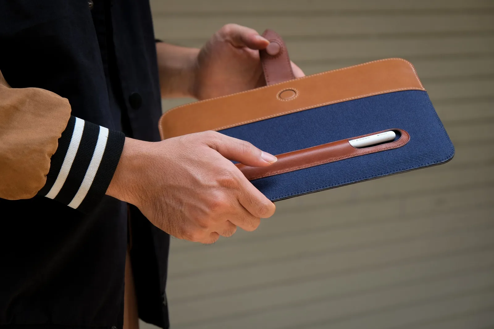 Ảnh Lifestyle Bao da iPad vải canvas phối da bò màu navy và vàng bò - Koi Leather