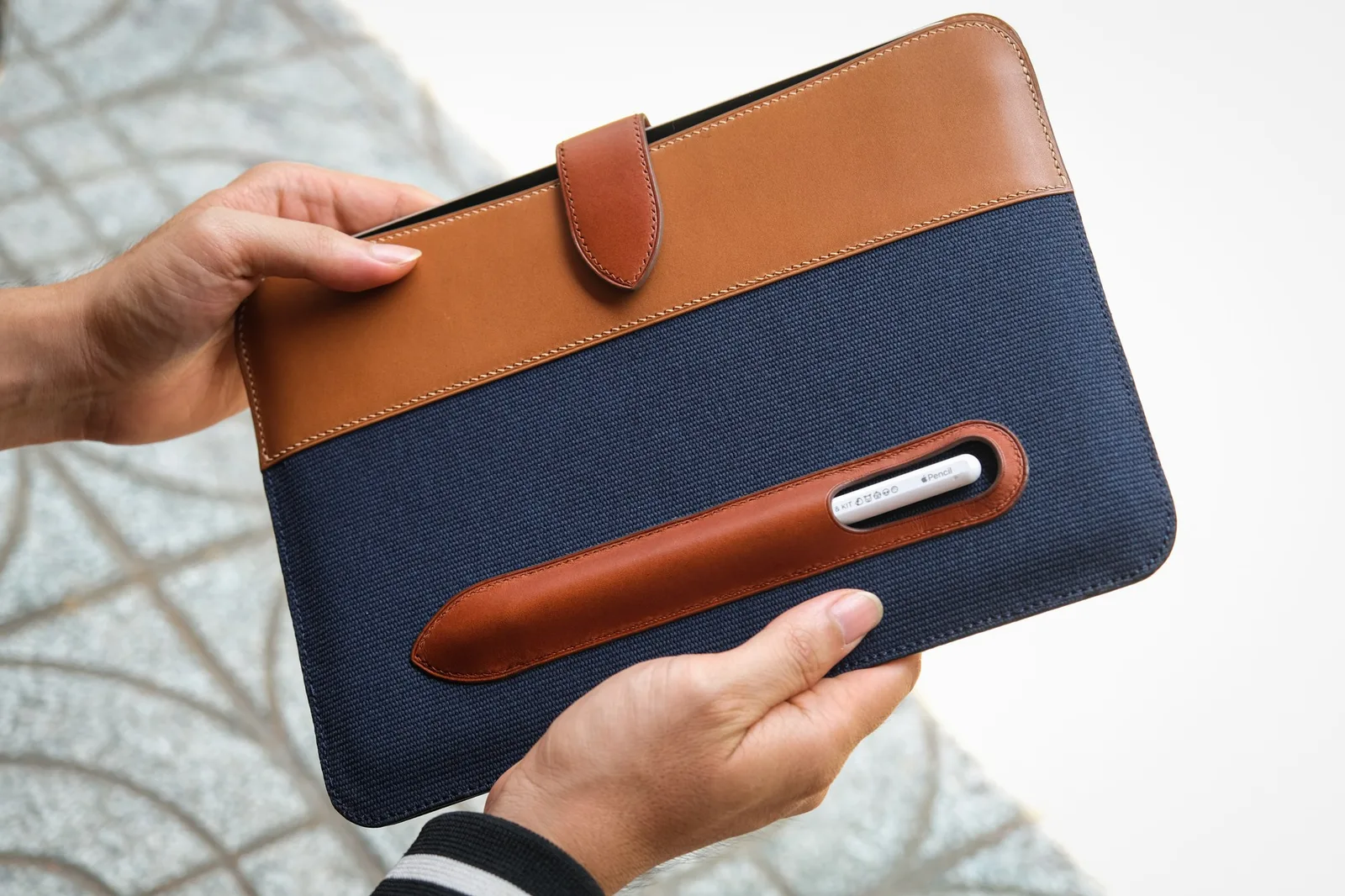 Ảnh Lifestyle Bao da iPad vải canvas phối da bò màu navy và vàng bò - Koi Leather