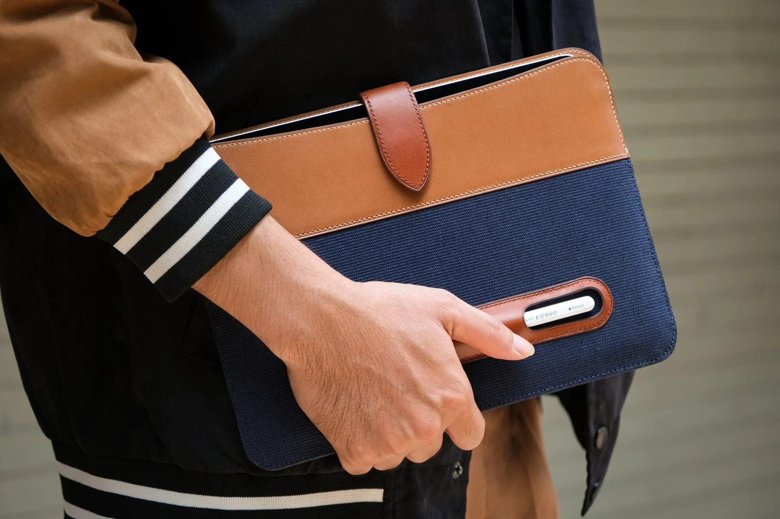 Ảnh Lifestyle Bao da iPad vải canvas phối da bò màu navy và vàng bò - Koi Leather