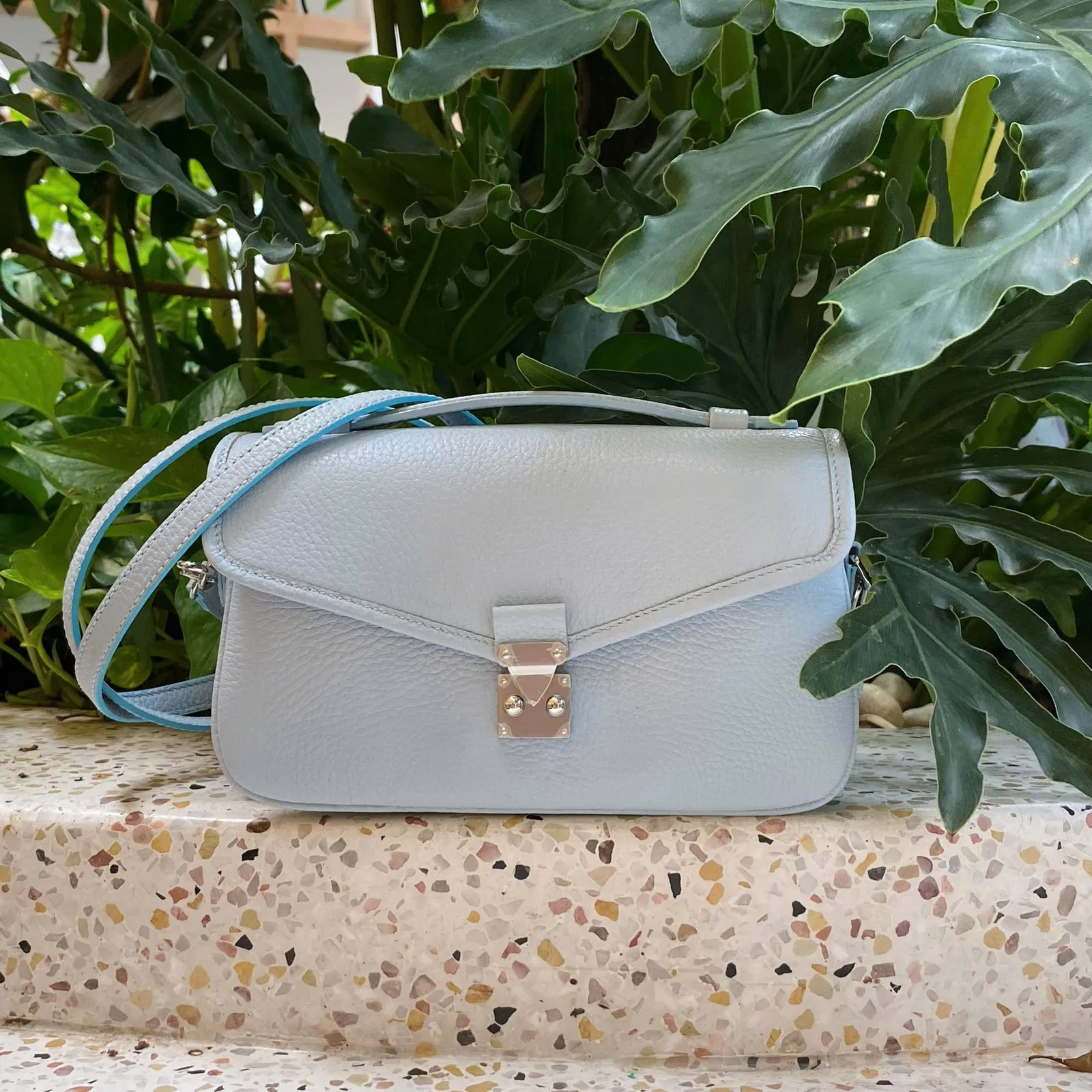 Ảnh Studio Túi CHUB da bò vân hạt màu xanh Blue Sky - Koi Leather