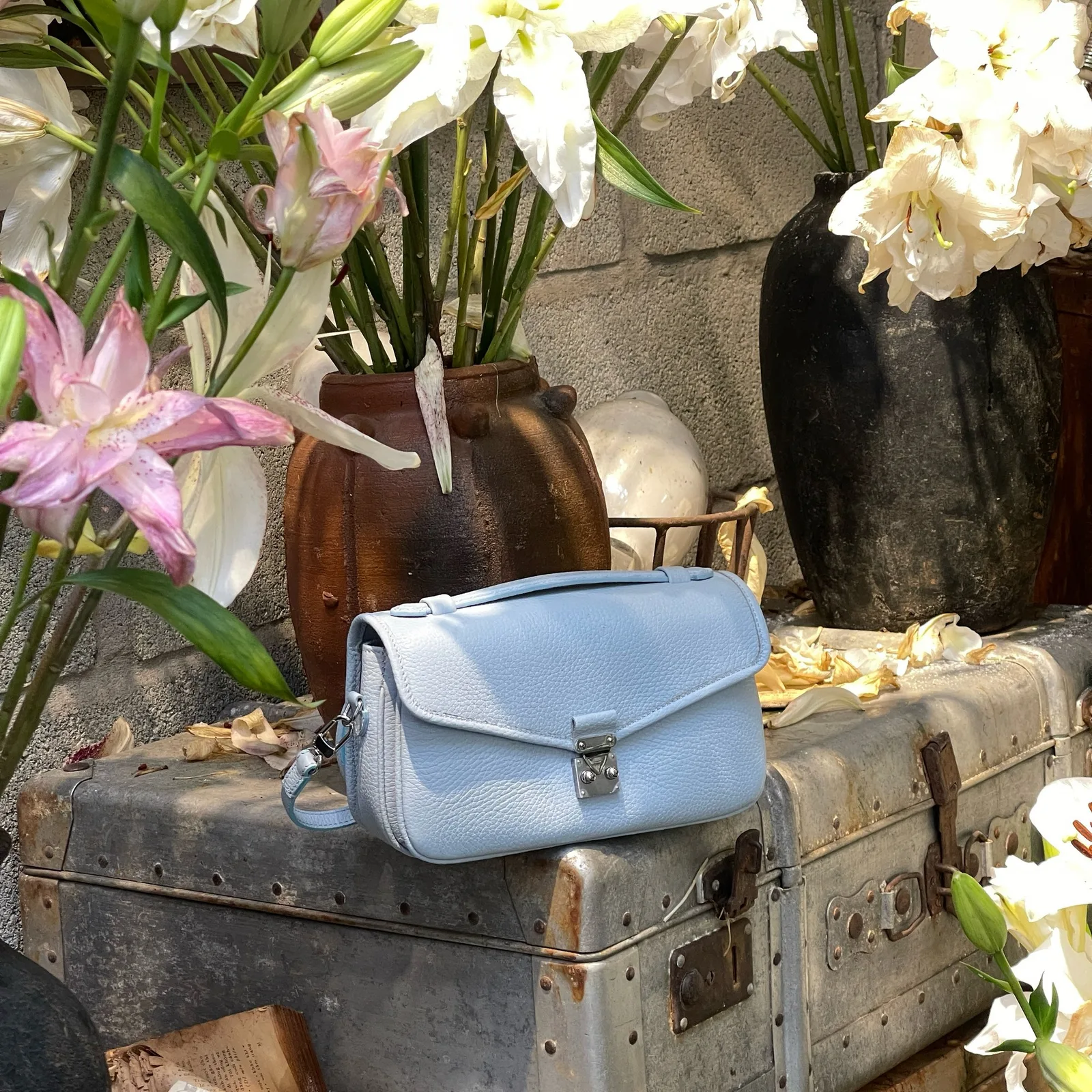 Ảnh Studio Túi CHUB da bò vân hạt màu xanh Blue Sky - Koi Leather