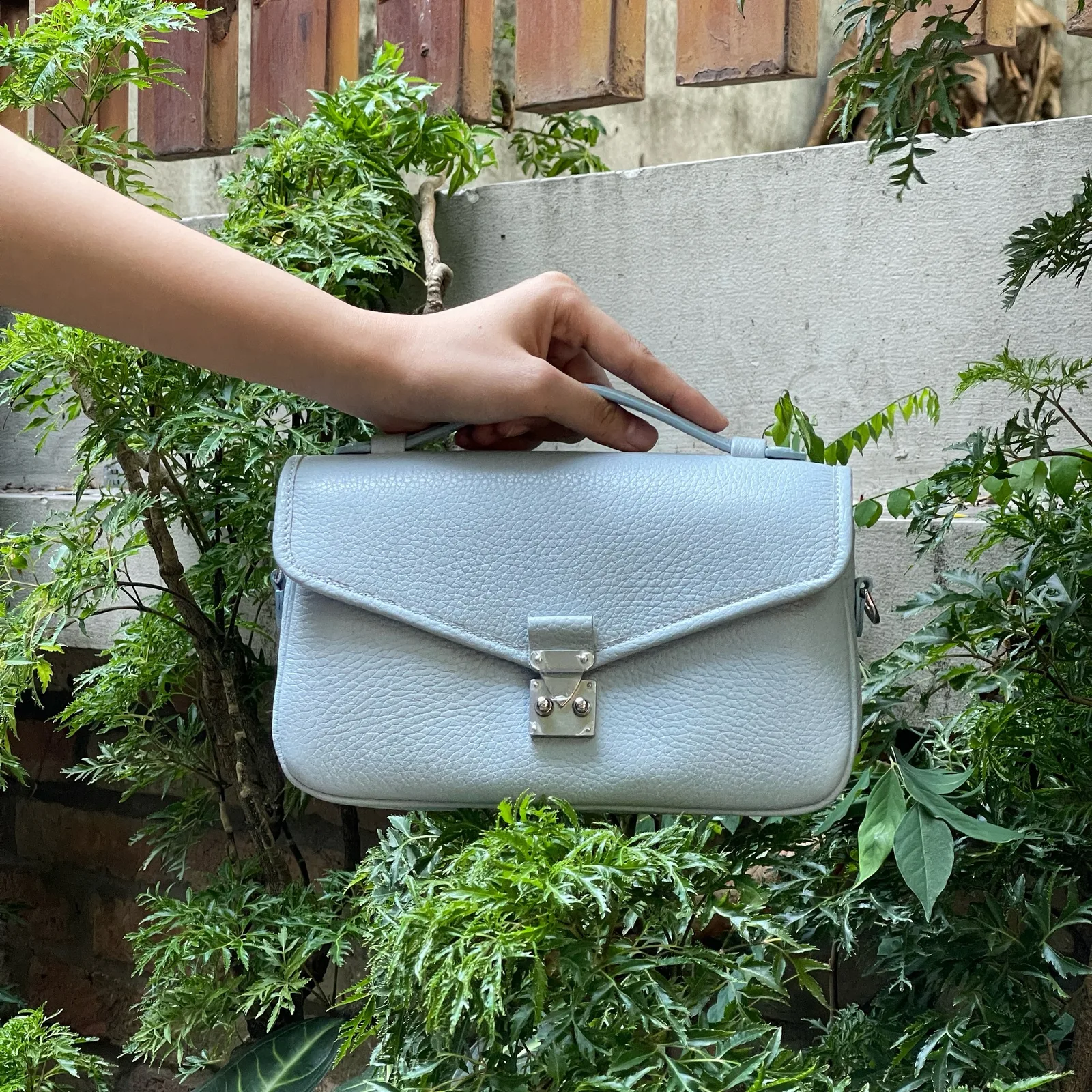 Ảnh Lifestyle Túi CHUB da bò vân hạt màu xanh Blue Sky - Koi Leather