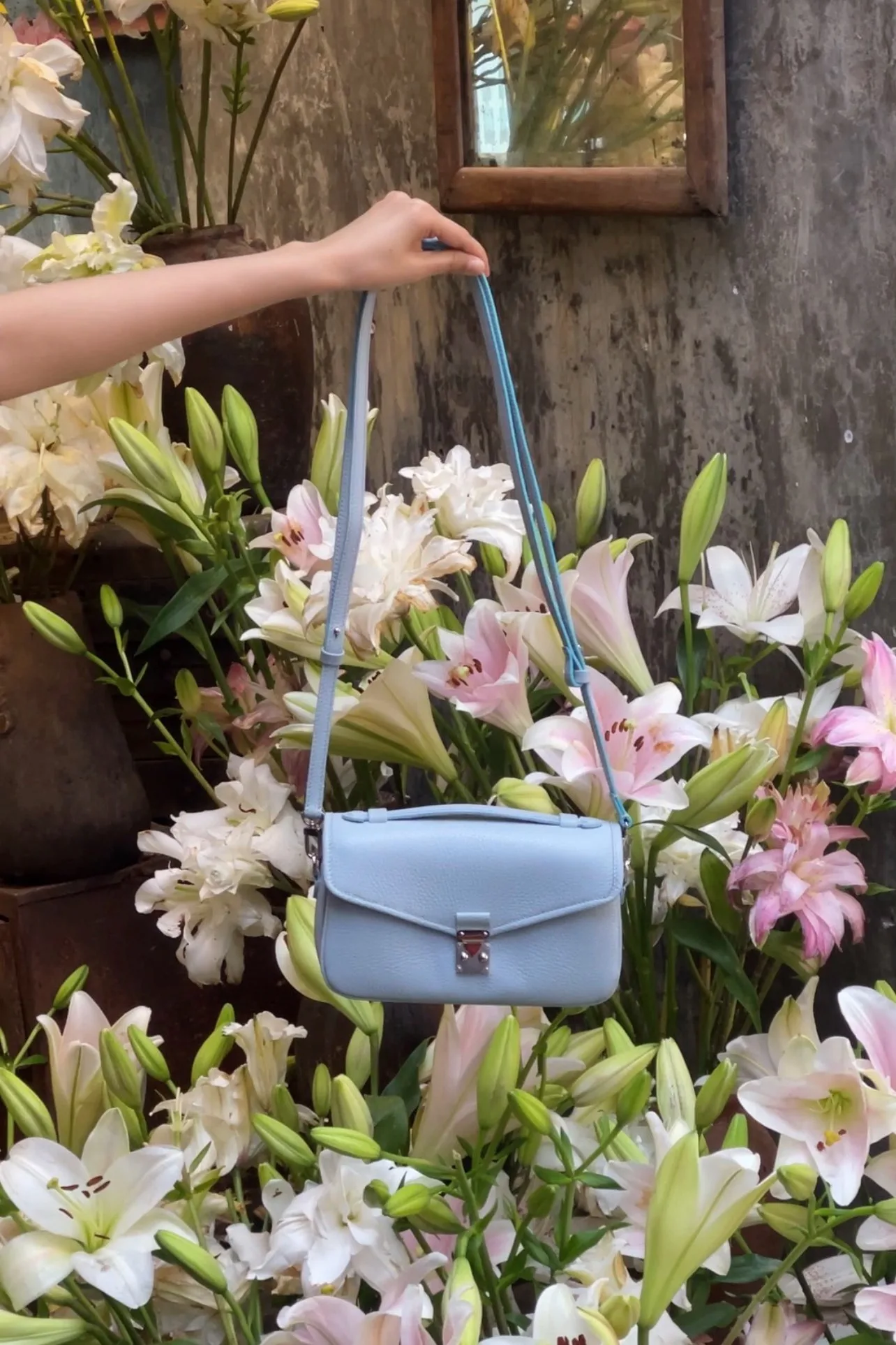Ảnh Lifestyle Túi CHUB da bò vân hạt màu xanh Blue Sky - Koi Leather