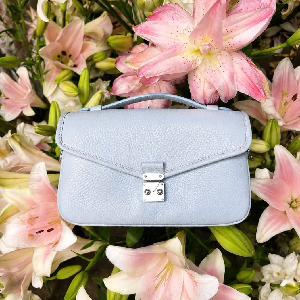 Ảnh Studio Túi CHUB da bò vân hạt màu xanh Blue Sky - Koi Leather