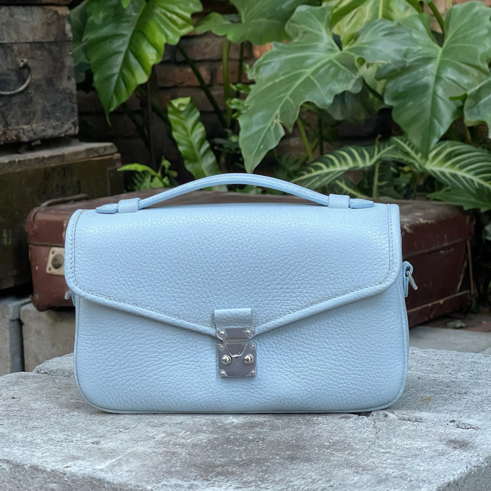 Ảnh Studio Túi CHUB da bò vân hạt màu xanh Blue Sky - Koi Leather