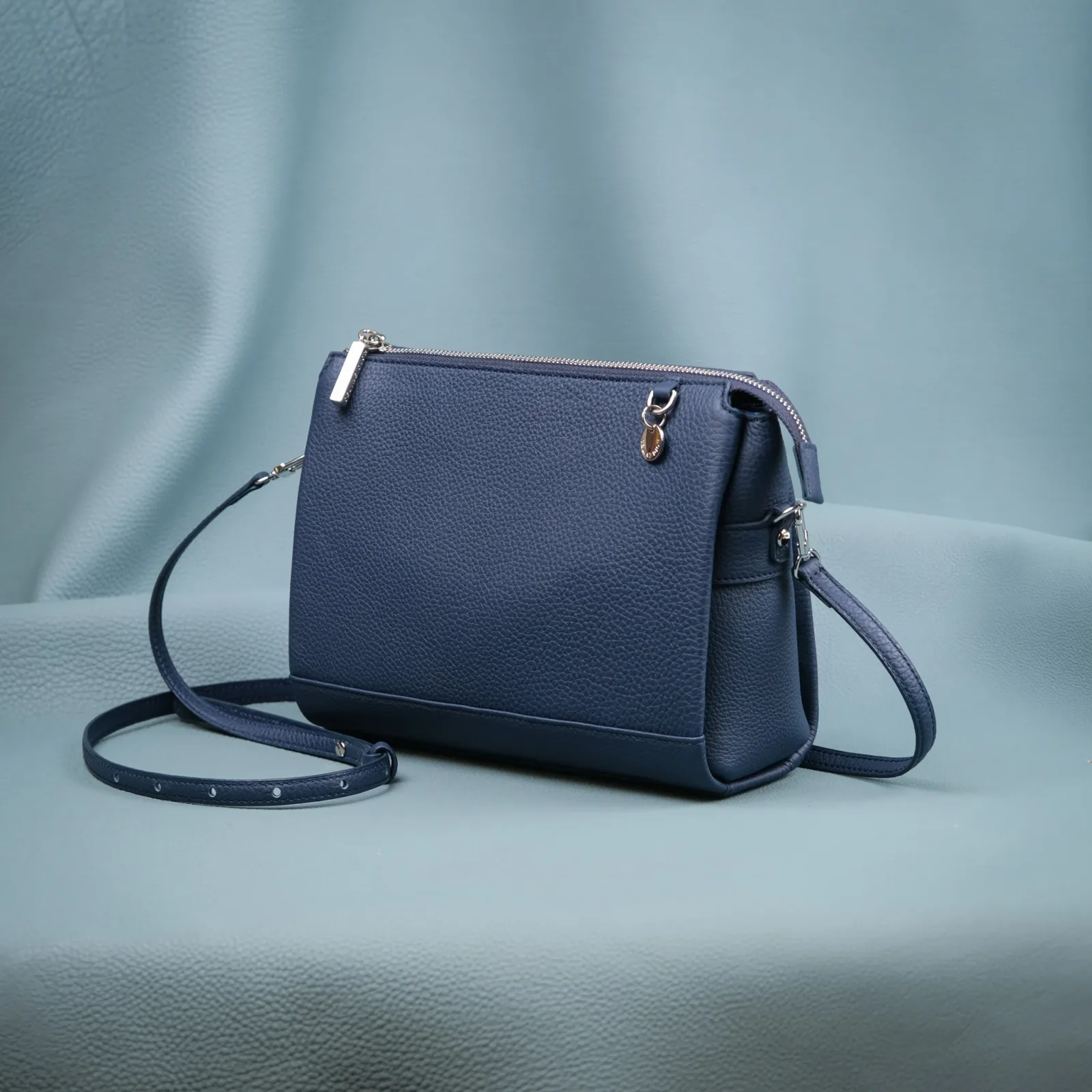Ảnh Studio Túi Đeo Chéo Da Vân Hạt – Navy - Koi Leather
